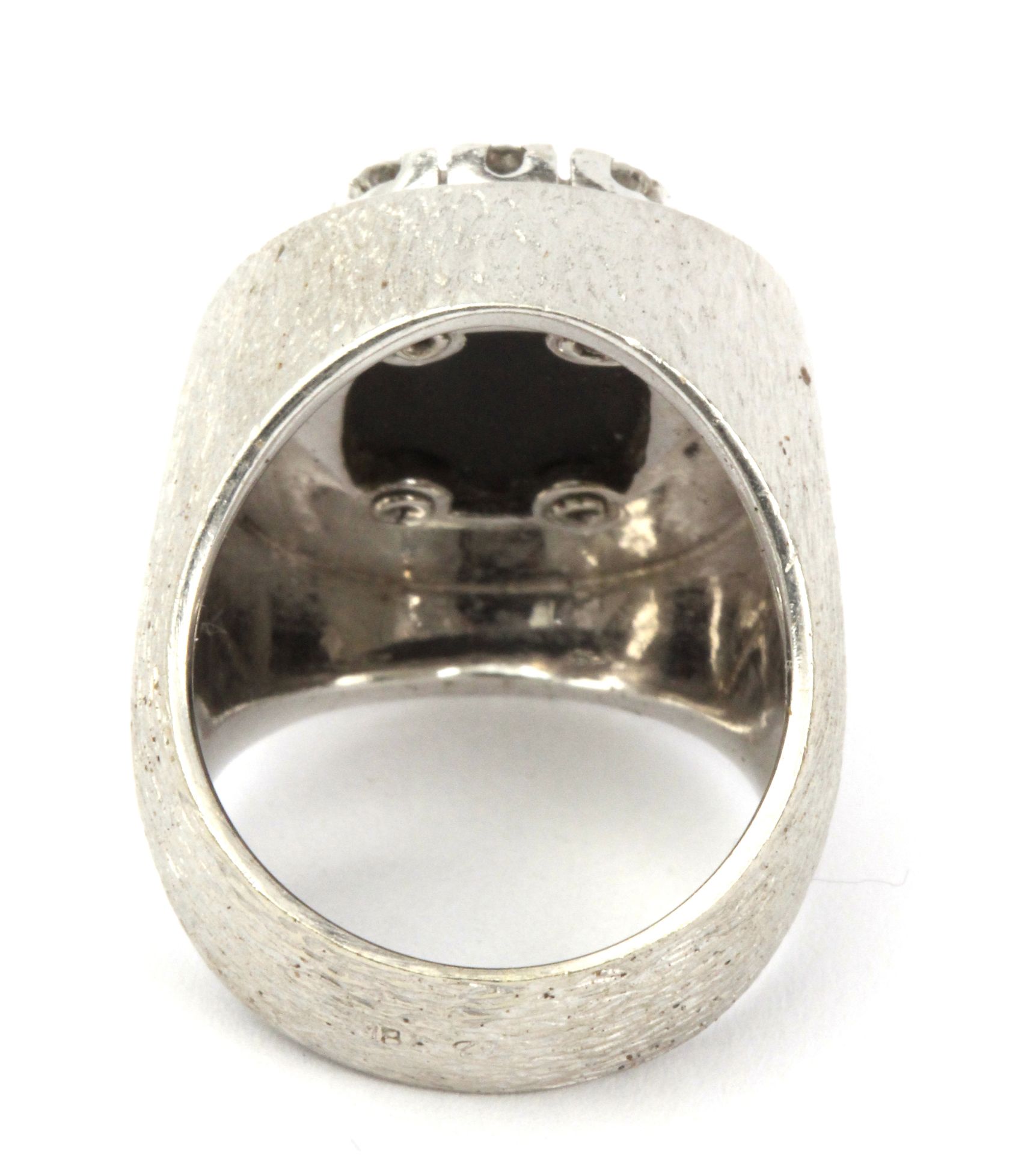 A diamond signet ring with an onyx plaque and 18k. white gold setting - Image 4 of 4