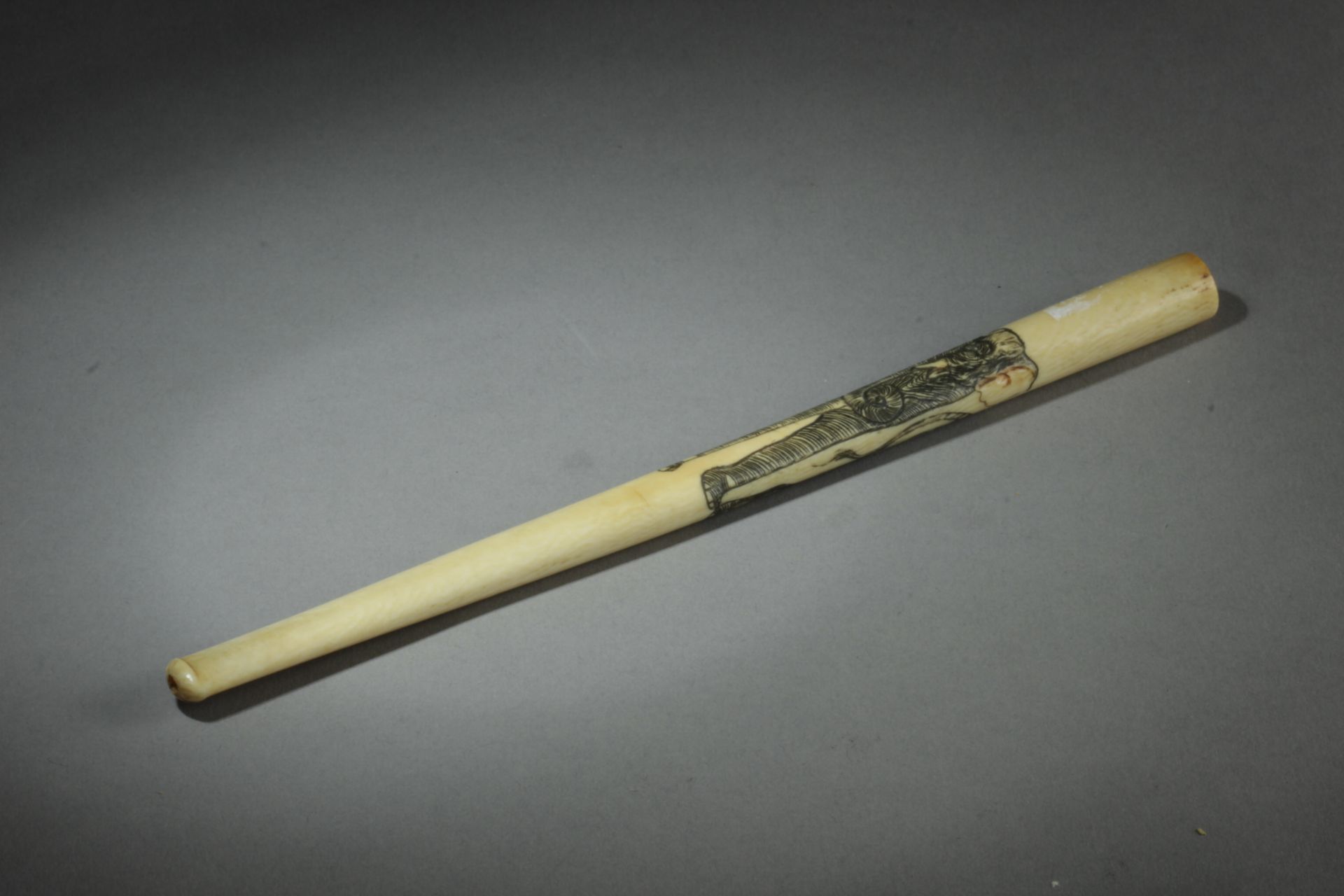 A late 19th century Japanese cigarette holder from Meiji period. In carved elephant ivory - Bild 2 aus 4