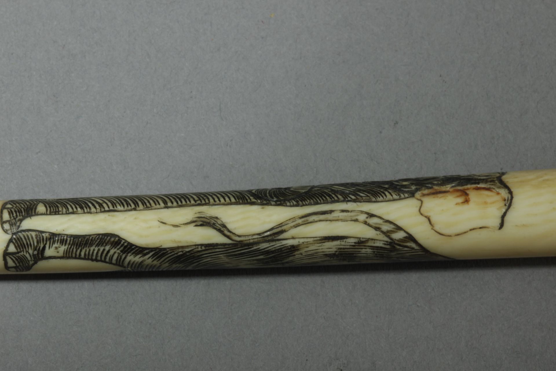 A late 19th century Japanese cigarette holder from Meiji period. In carved elephant ivory - Bild 3 aus 4