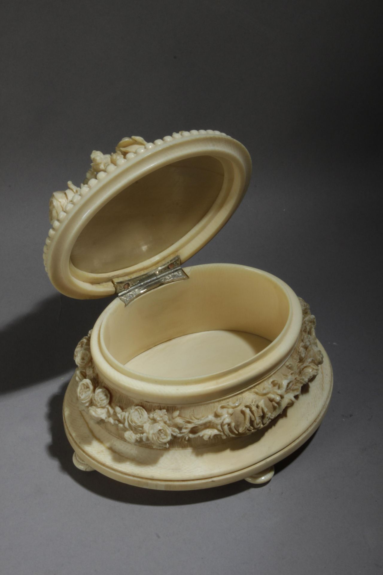 A 19th century carved ivory jewellery box from Dieppe - Image 2 of 2