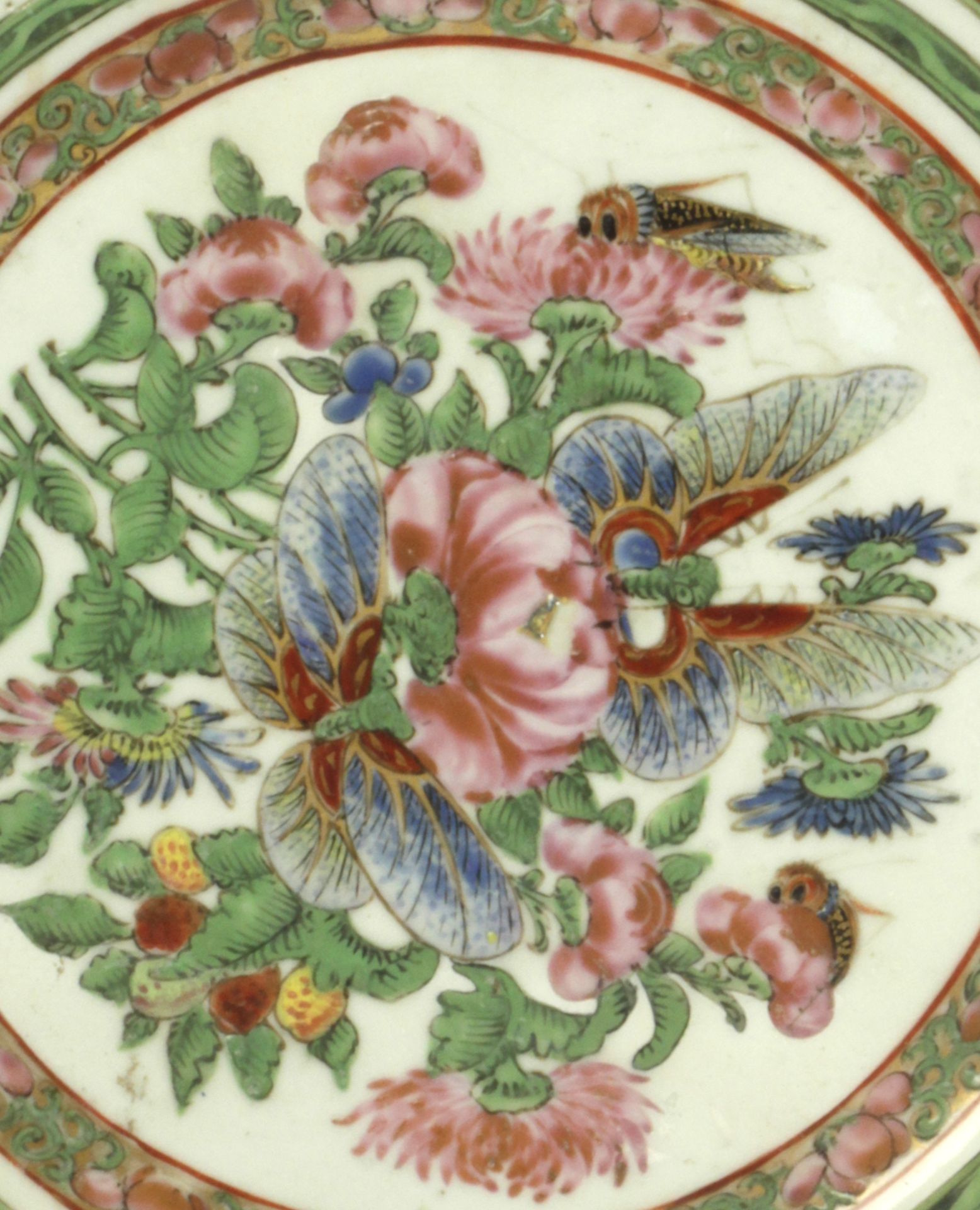 A 19th century Chinese Qing plate in Famille Rose porcelain - Image 2 of 4