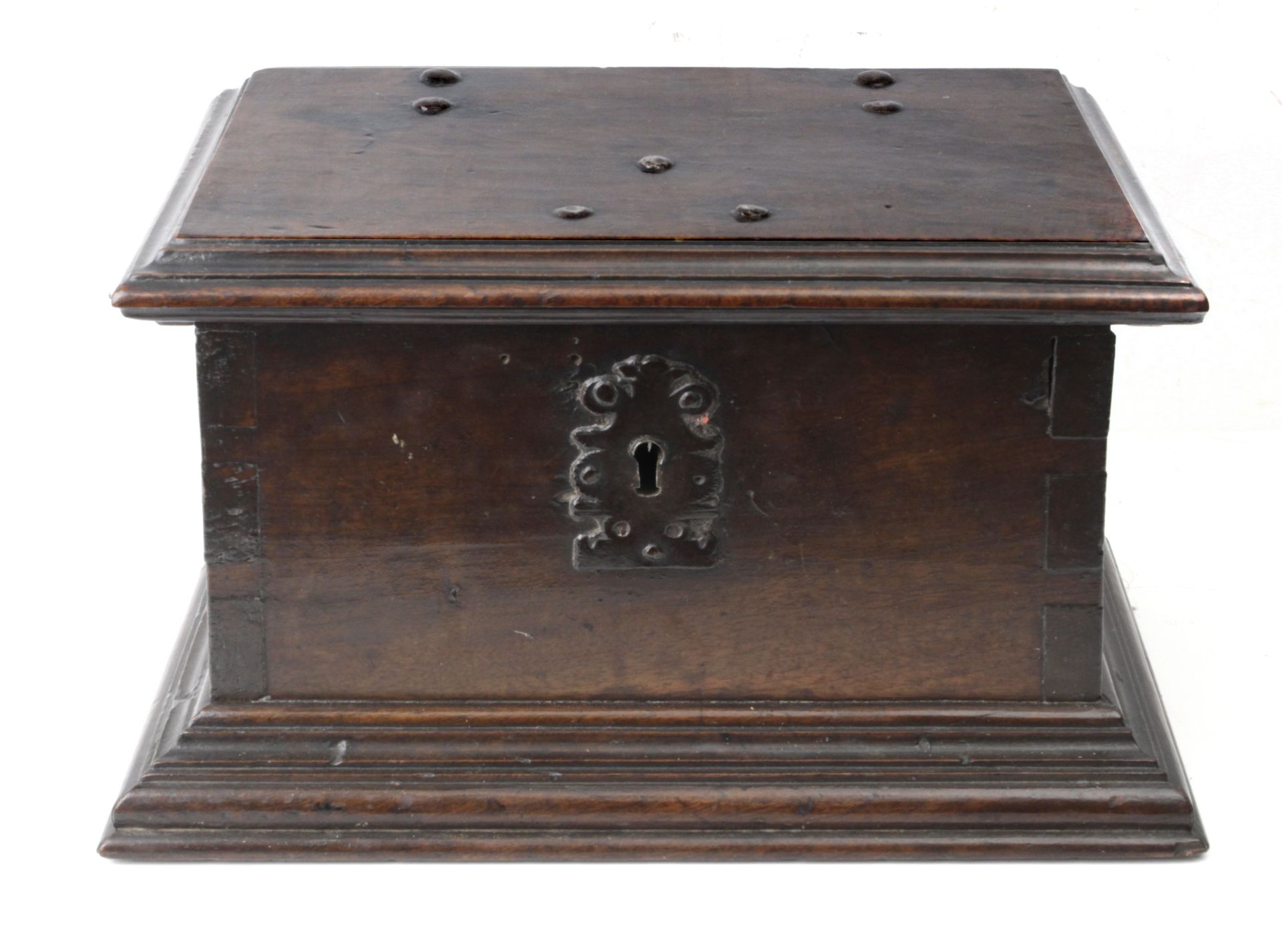 A 17th century Spanish walnut chest - Bild 3 aus 3