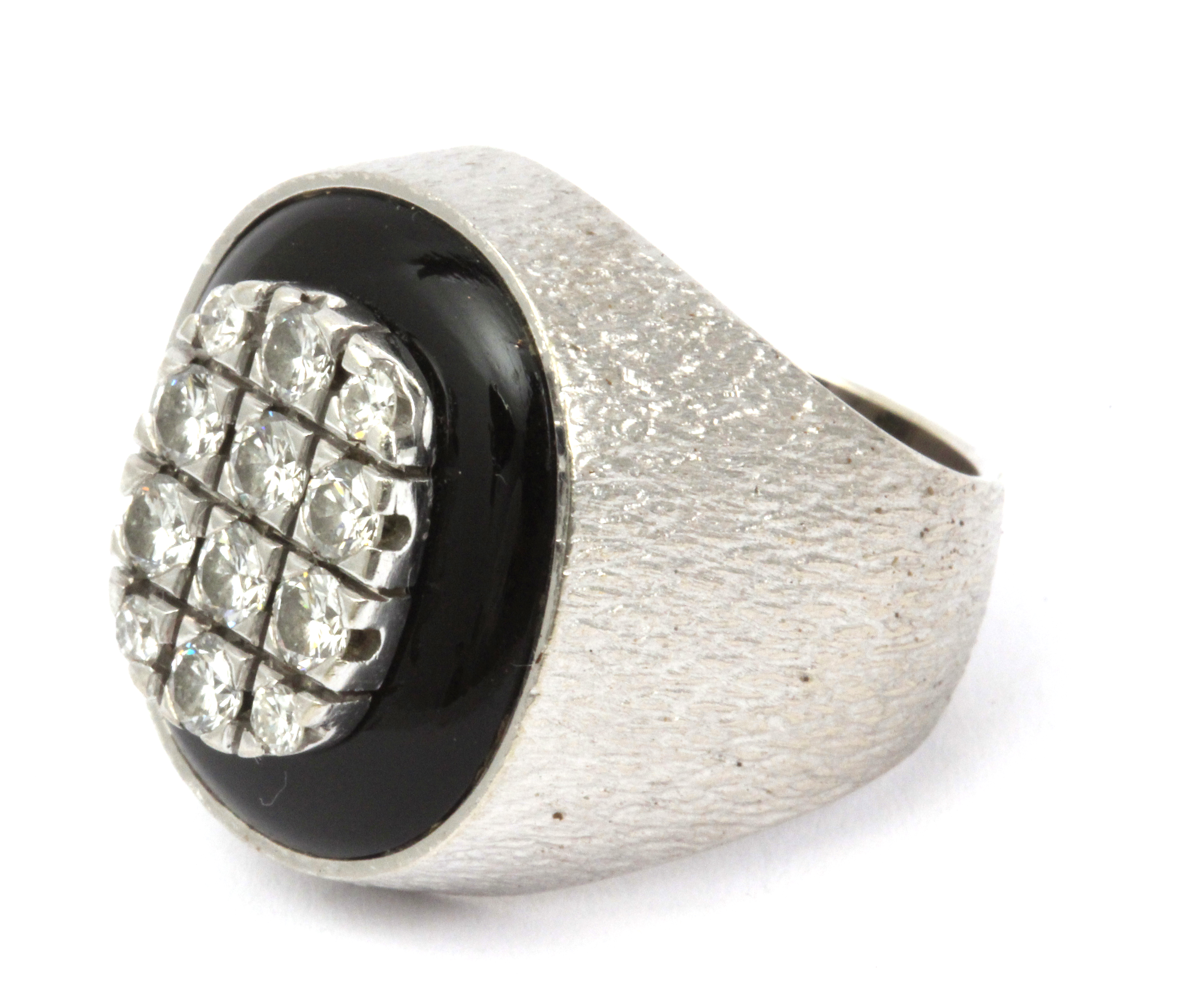 A diamond signet ring with an onyx plaque and 18k. white gold setting - Image 2 of 4