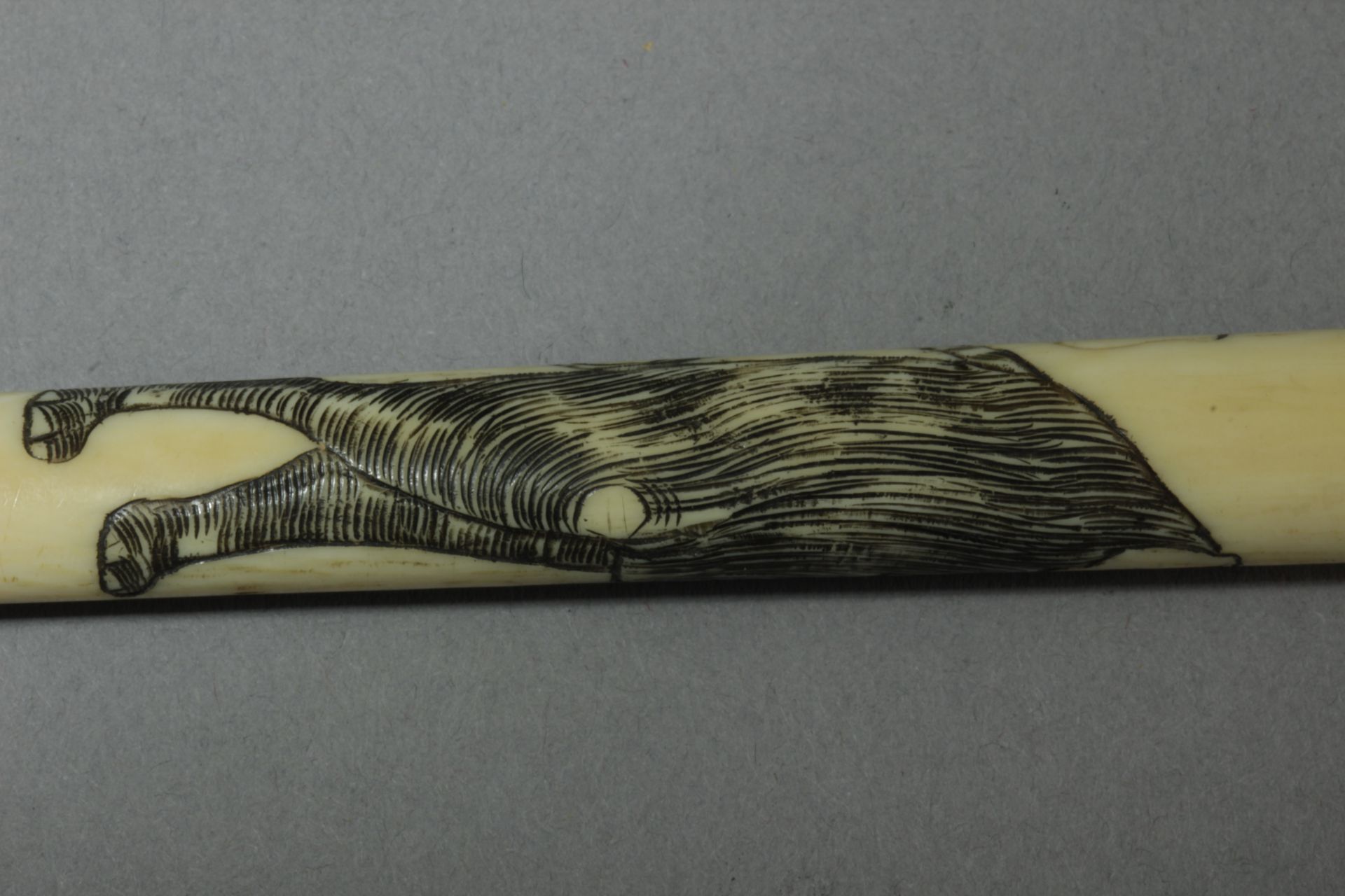A late 19th century Japanese cigarette holder from Meiji period. In carved elephant ivory - Bild 4 aus 4