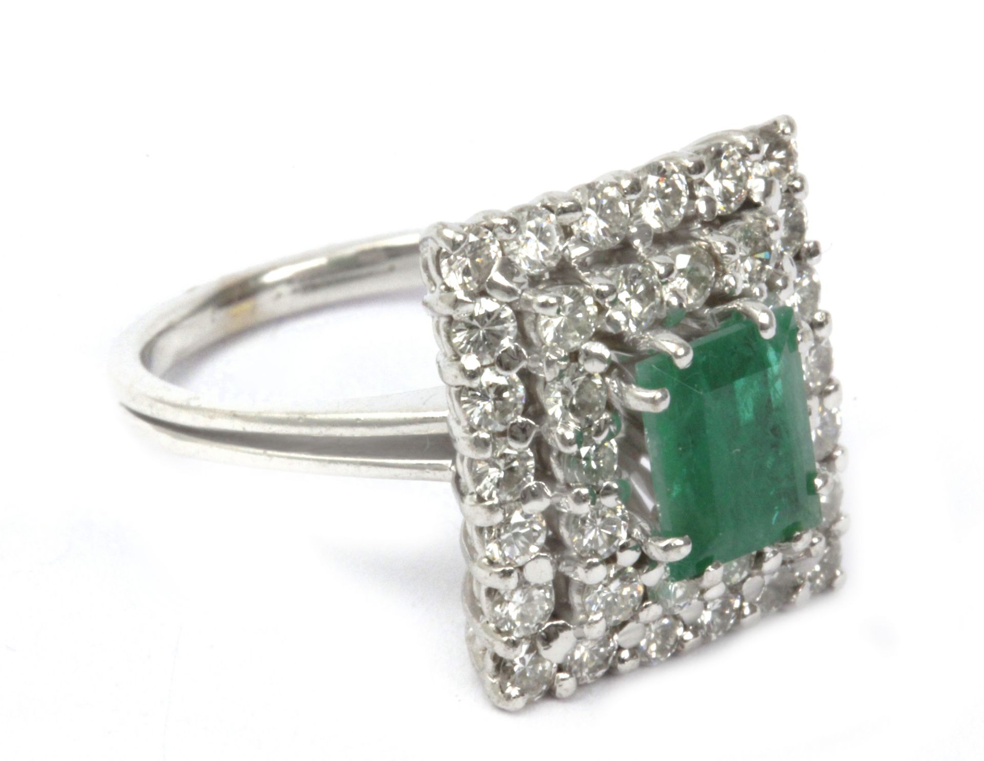 A diamond and emerald cluster ring with an 18k. white gold setting - Bild 2 aus 2