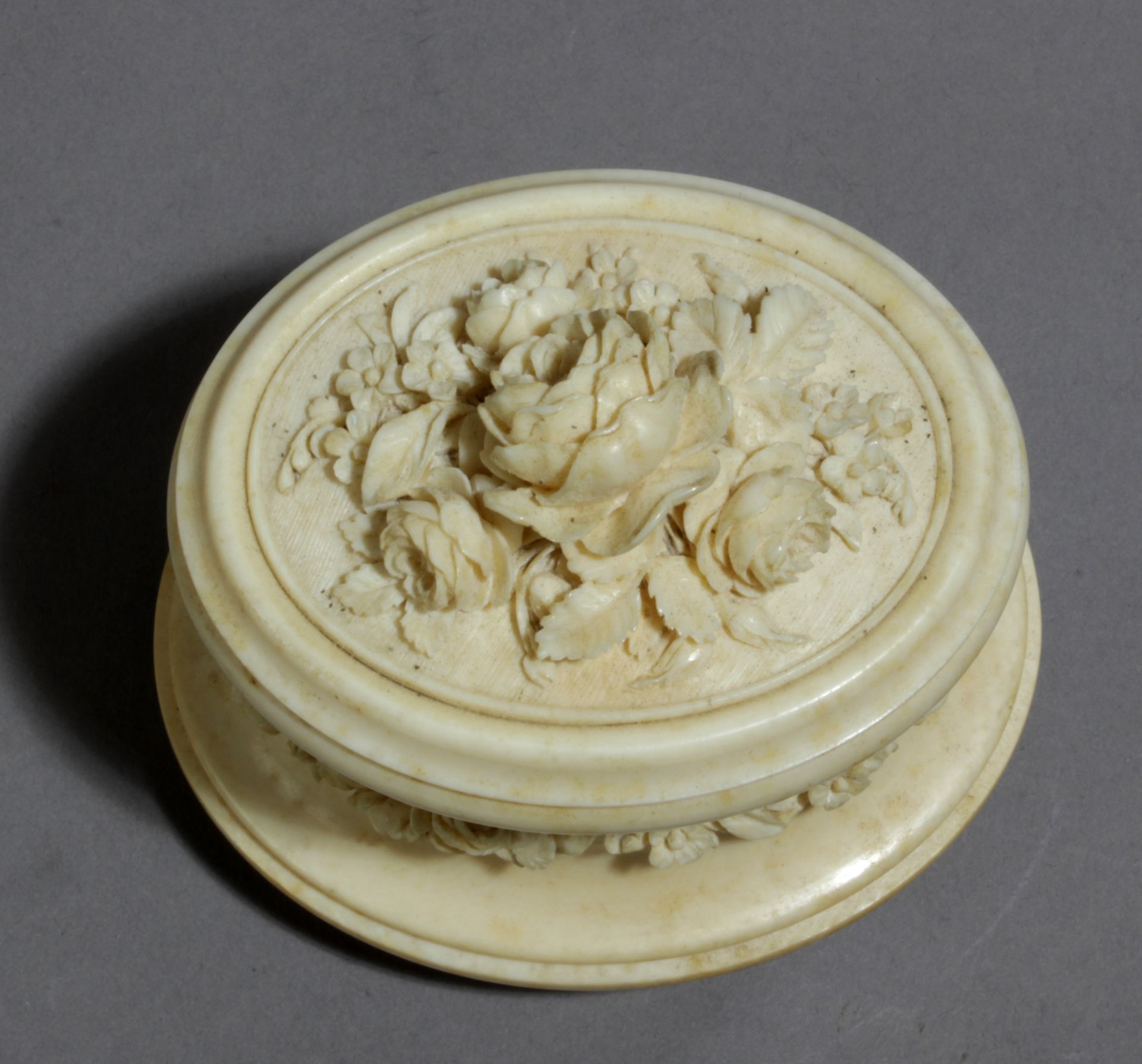 A 19th century carved ivory jewellery box from Dieppe - Bild 5 aus 5