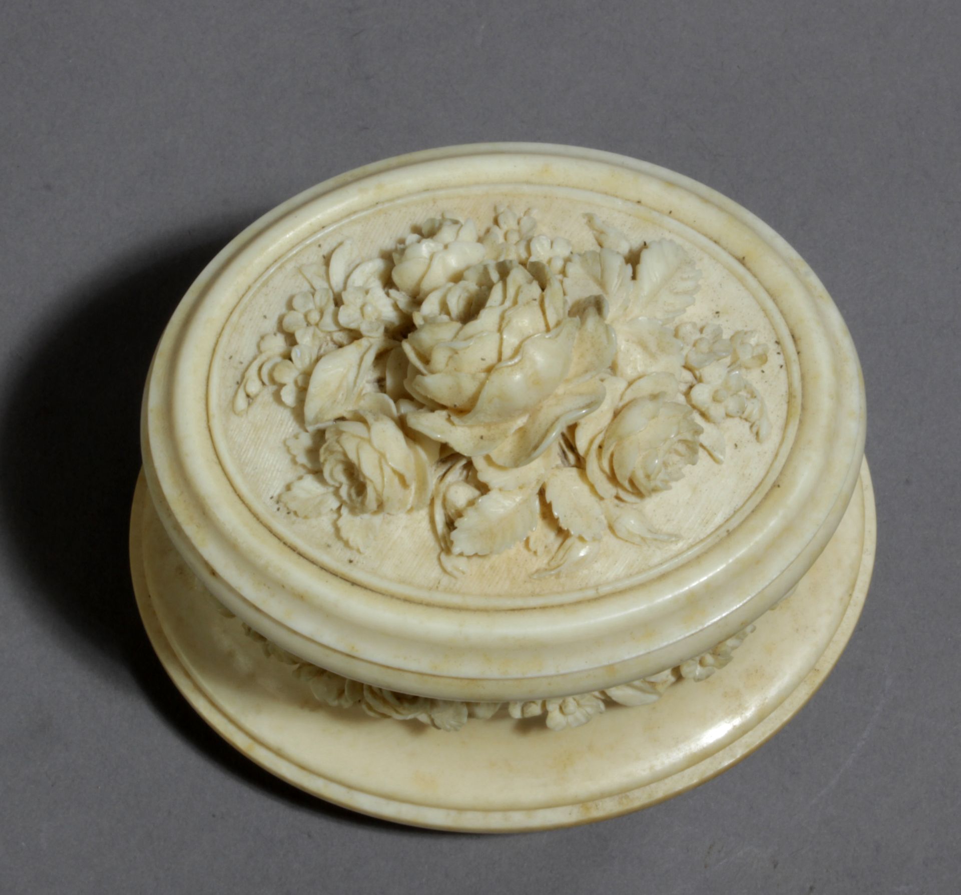 A 19th century carved ivory jewellery box from Dieppe - Image 5 of 5