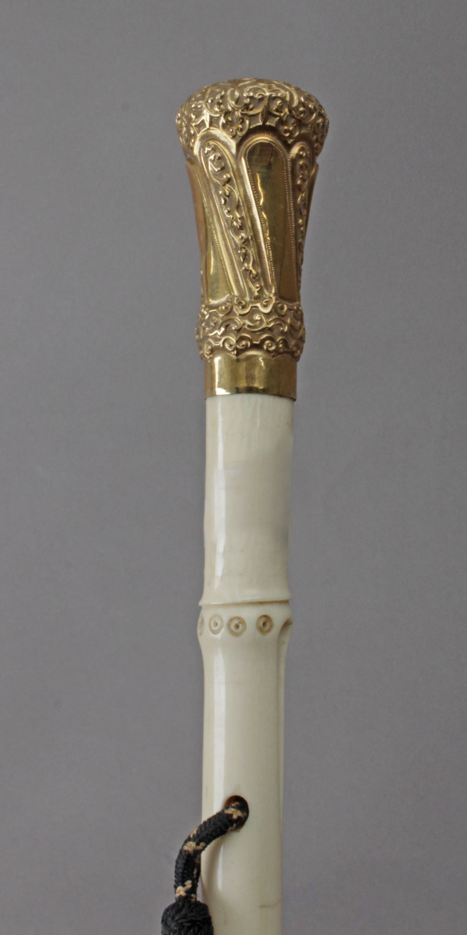 A first half of 20th century French baton in carved ivory and 18k. yellow gold - Image 2 of 3