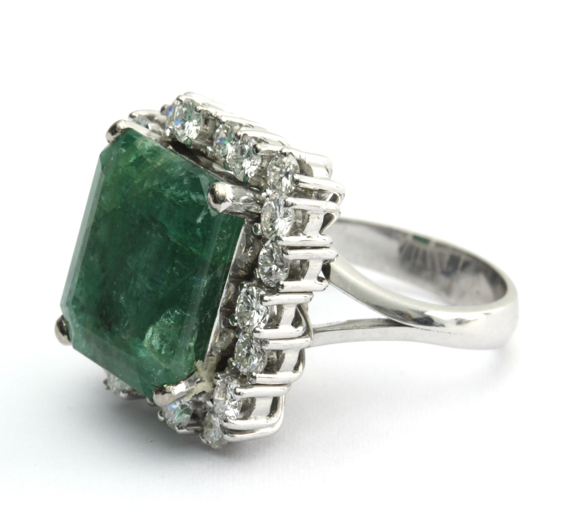 An emerald and diamond cluster ring circa 1970 with a platinum setting - Bild 2 aus 3