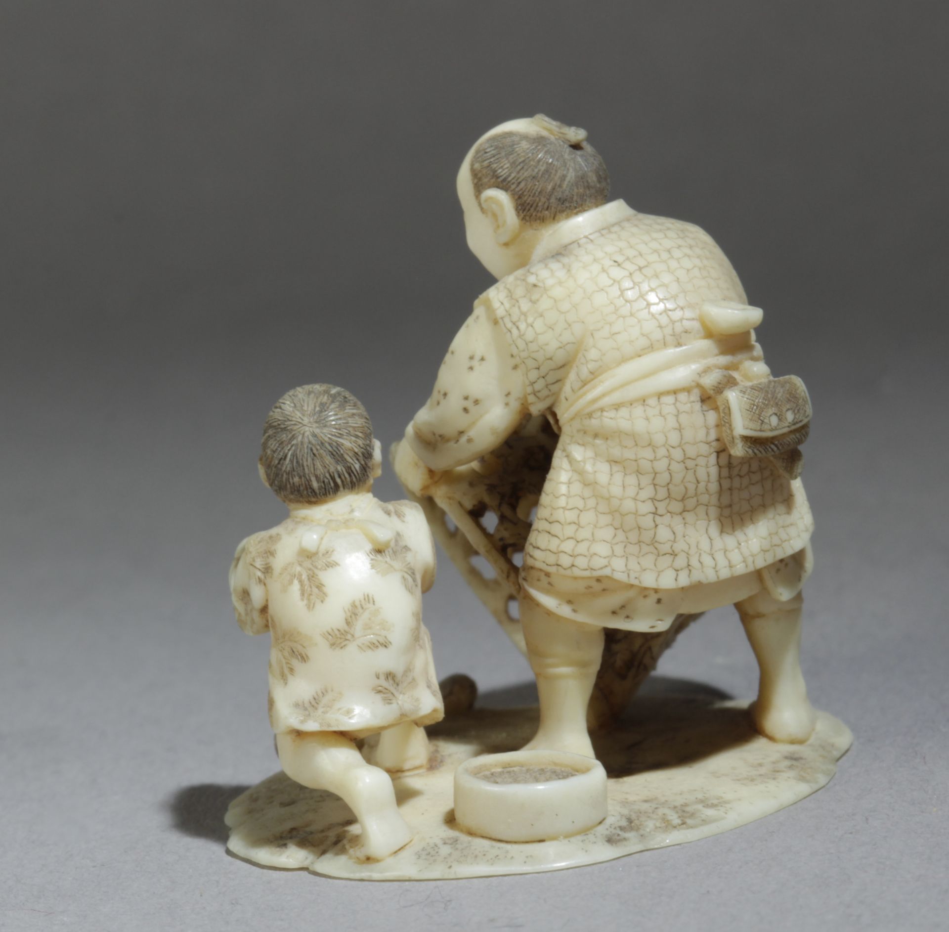 A mid 19th century Japanese netsuke okimono from Meiji period - Bild 3 aus 7