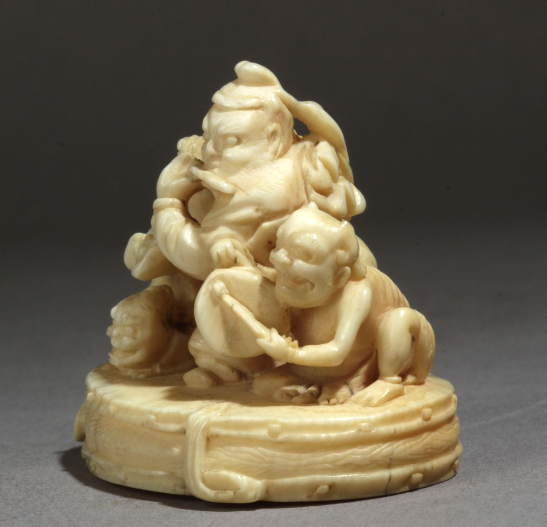 A late 19th century Japanese netsuke from Meiji period. Signed - Image 2 of 7
