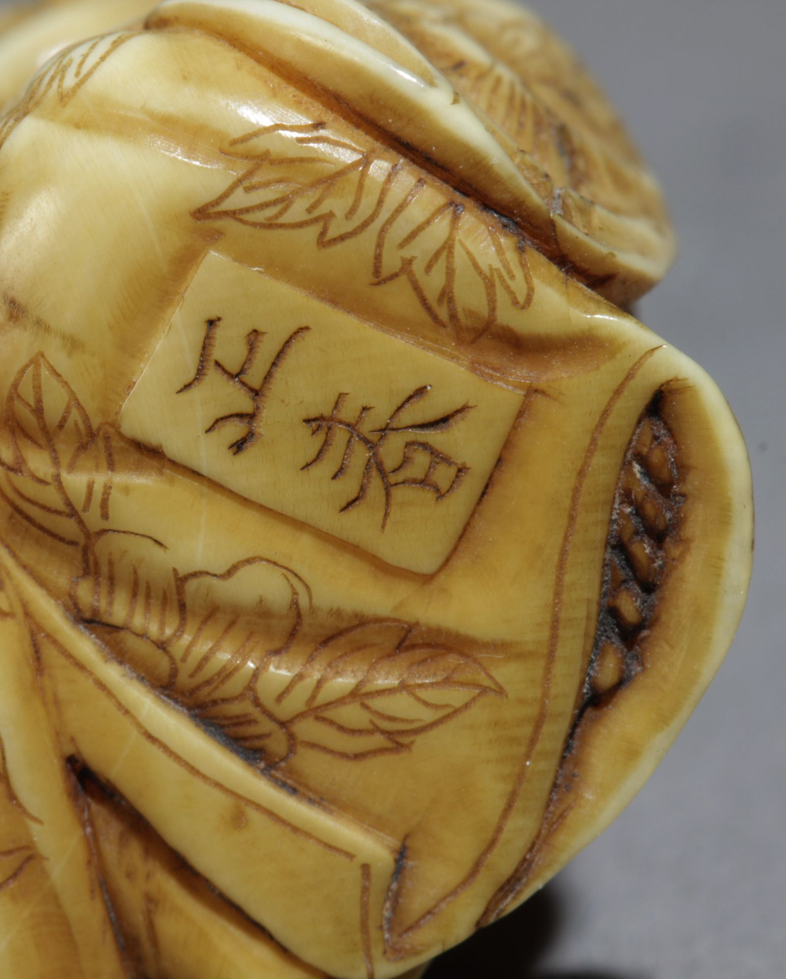 A late 19th century Japanese netsuke from Meiji period. Signed Masaharu - Image 7 of 7