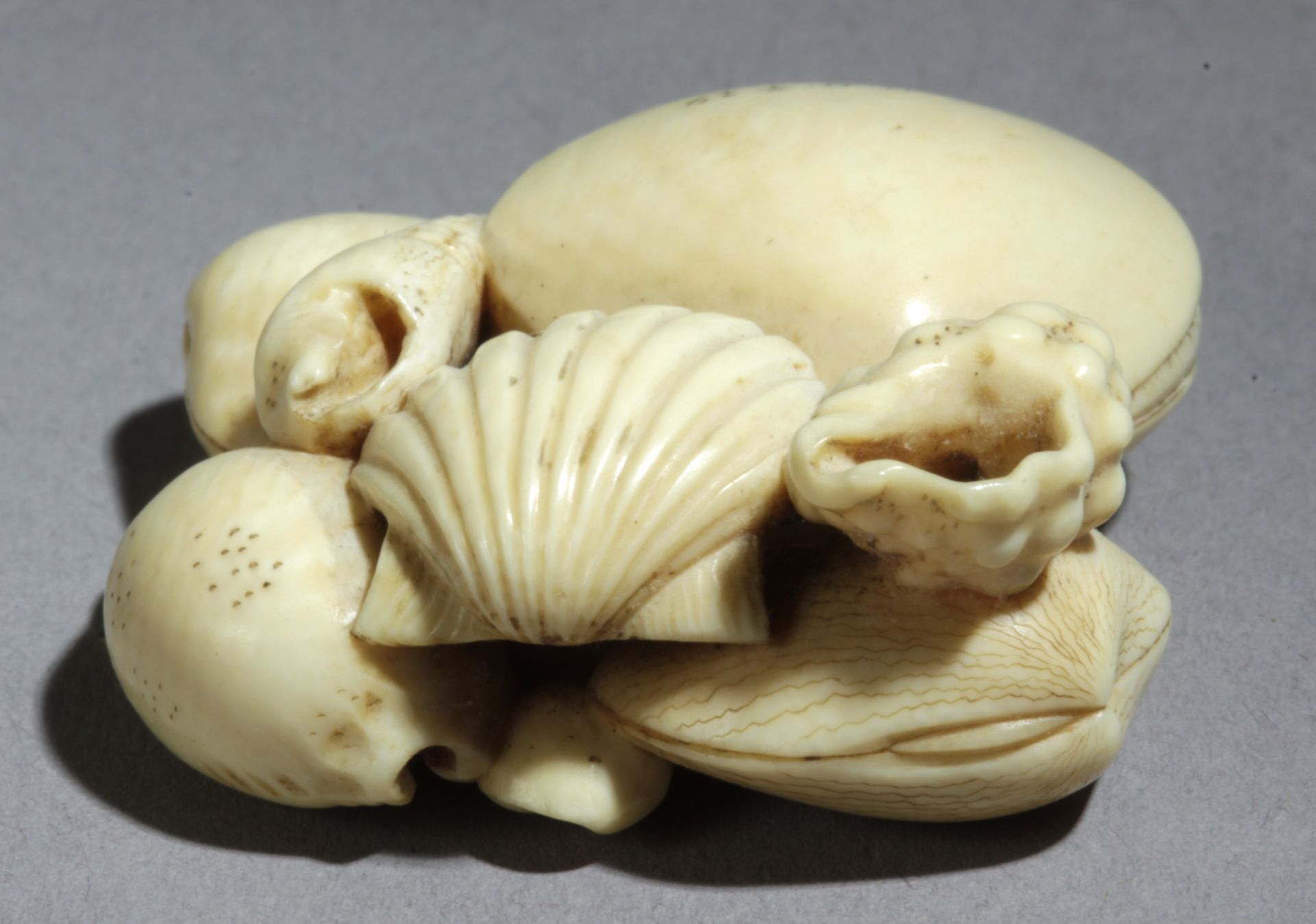 A 19th century Japanese netsuke from Meiji period. Signed Mokazu - Bild 3 aus 7