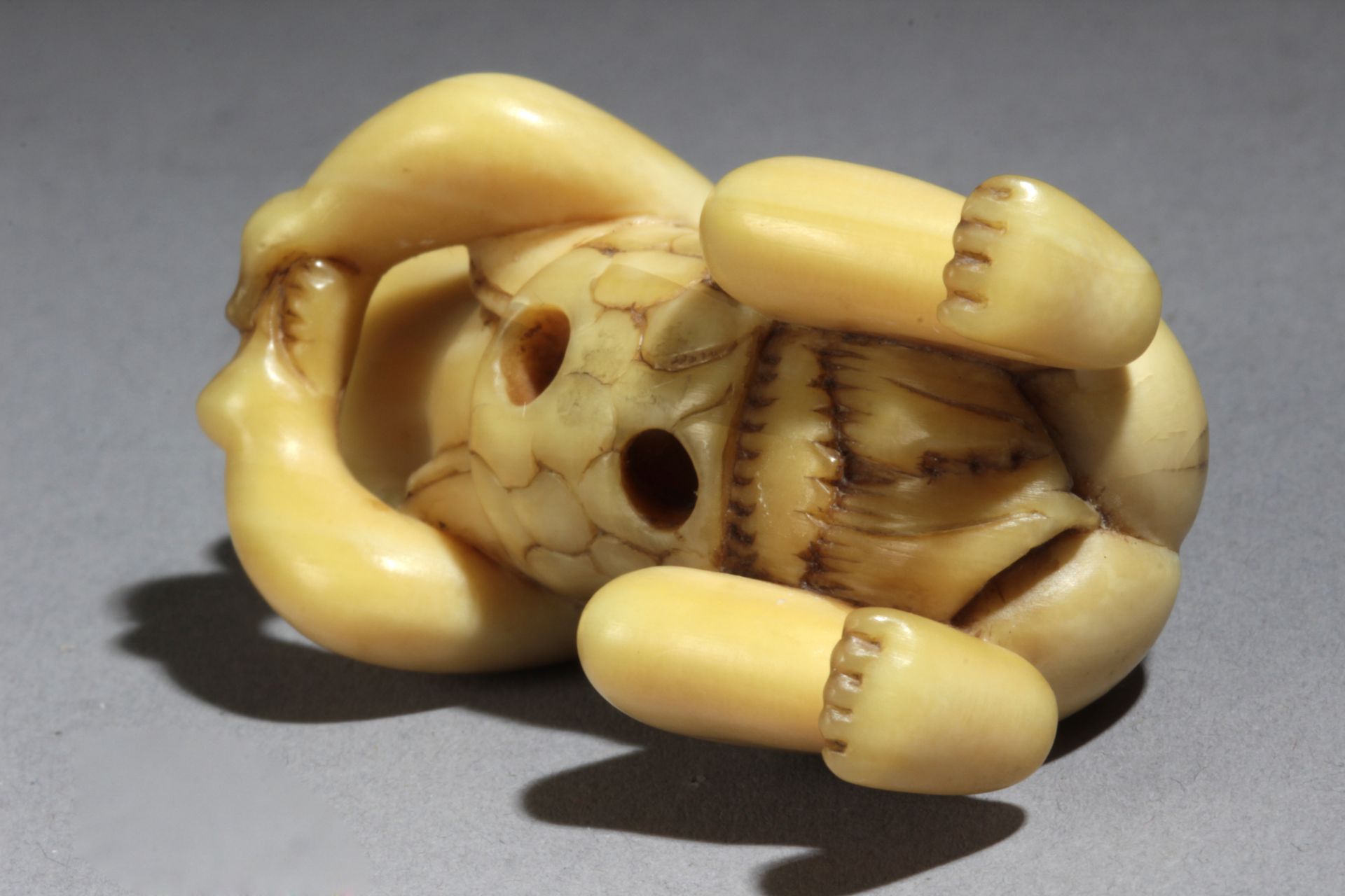 An early 19th century Japanese netsuke from Edo period - Image 6 of 6