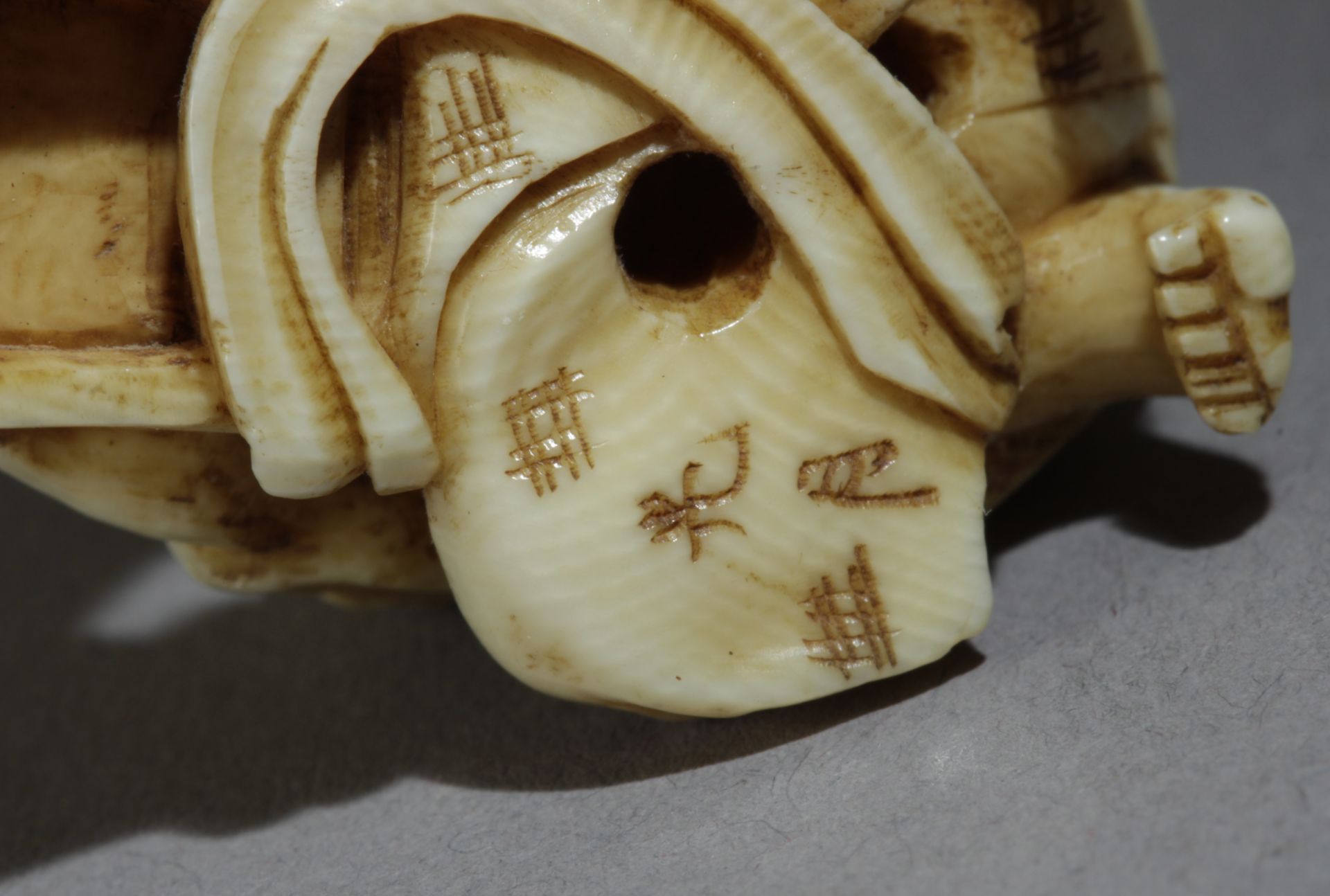A 19th century Japanese netsuke from Meiji period. Signed Mitsuges - Image 8 of 8
