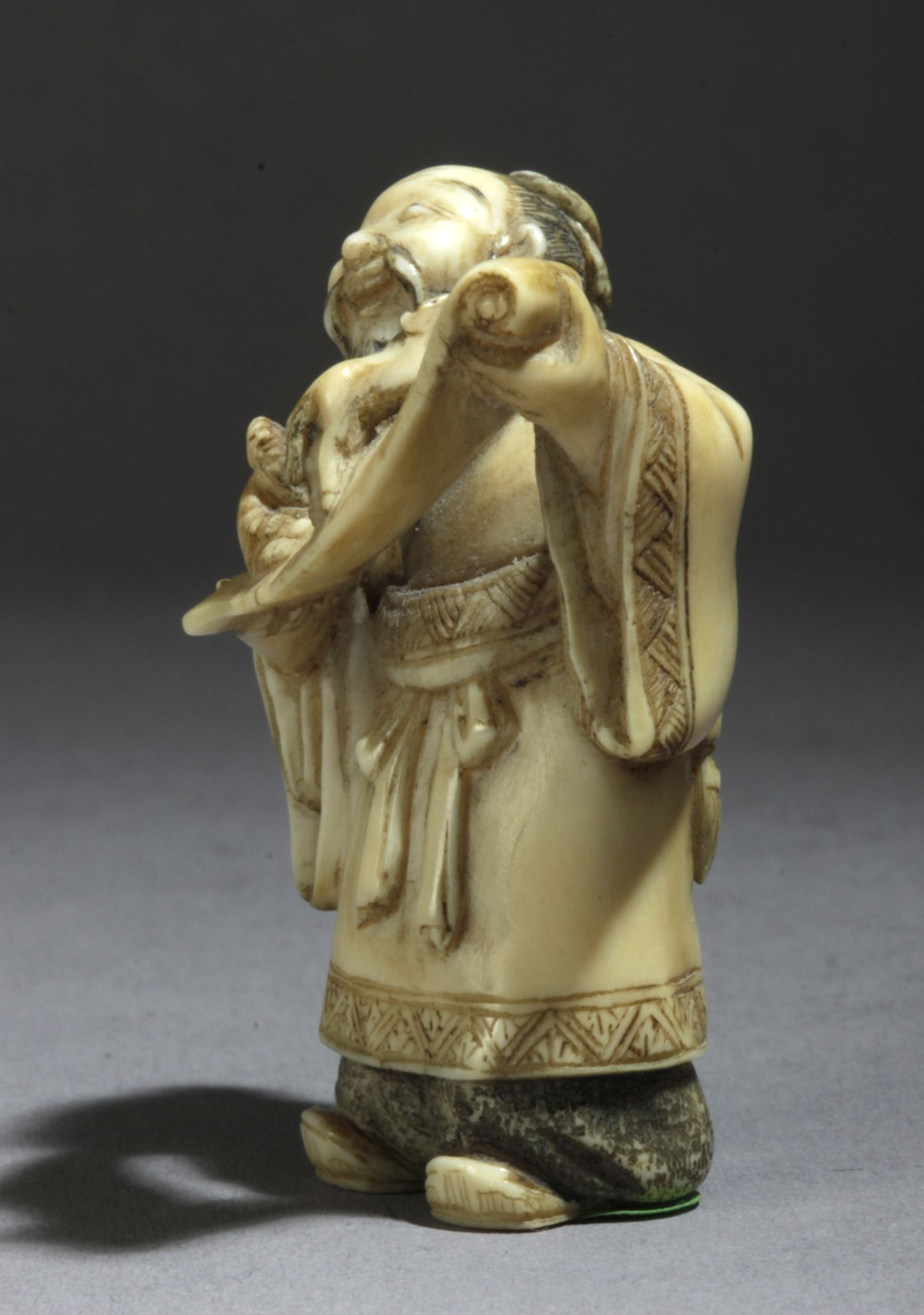 A late 19th century Japanese netsuke from Meiji period. Signed Gyokkosai - Bild 3 aus 7