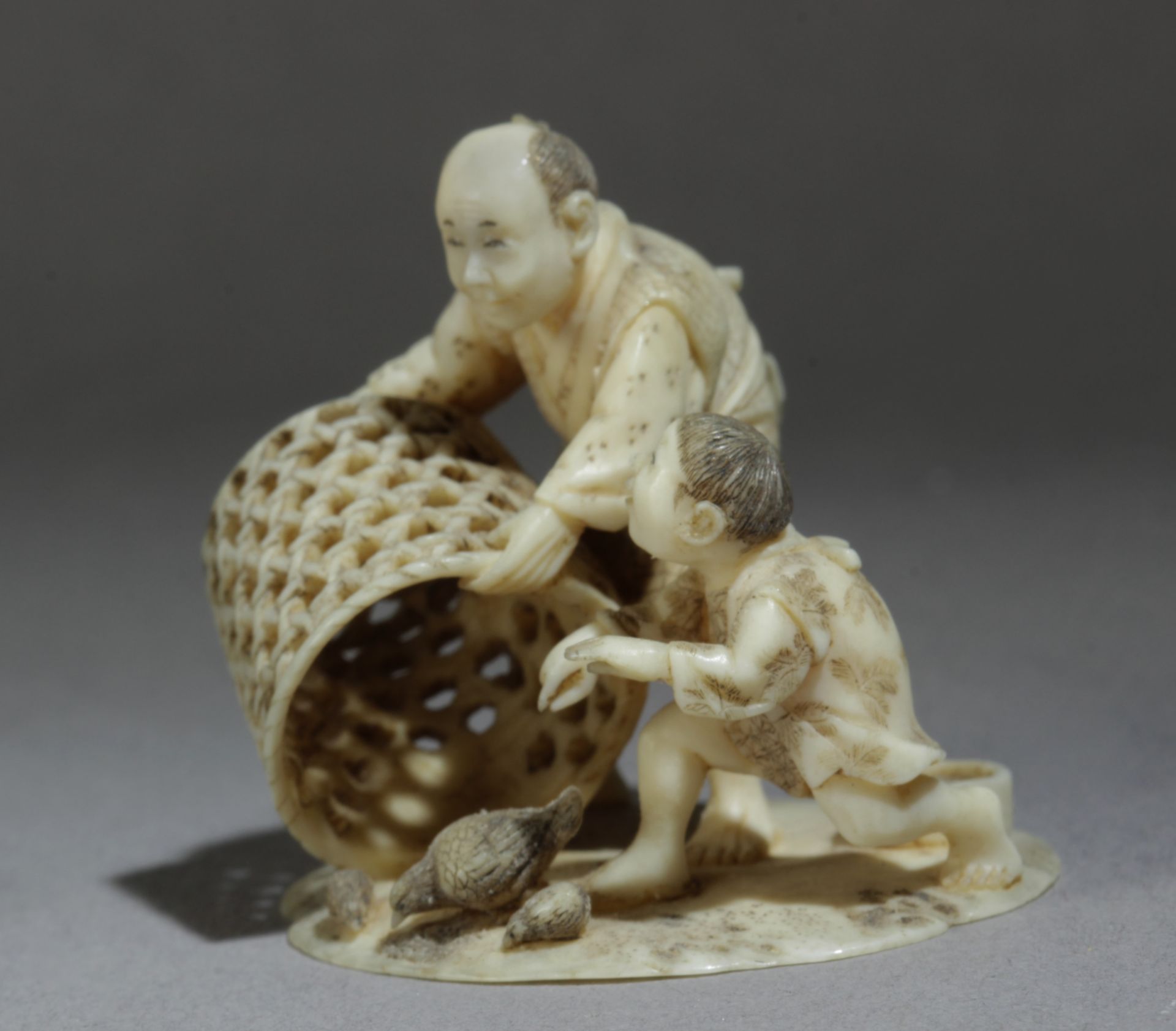 A mid 19th century Japanese netsuke okimono from Meiji period - Bild 2 aus 7