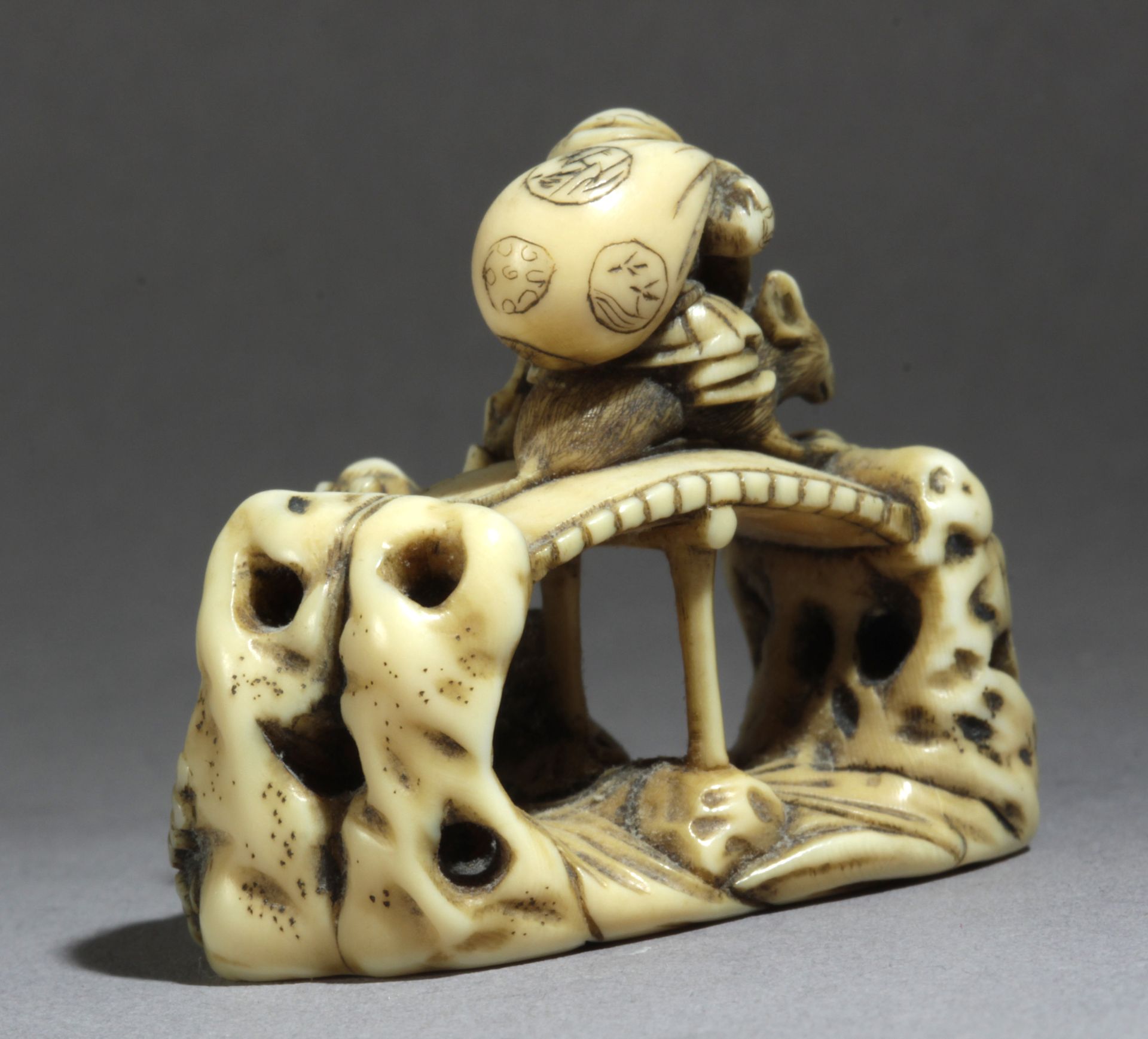 A mid 19th century Japanese netsuke from Meiji period. Signed Ryomin - Bild 3 aus 5