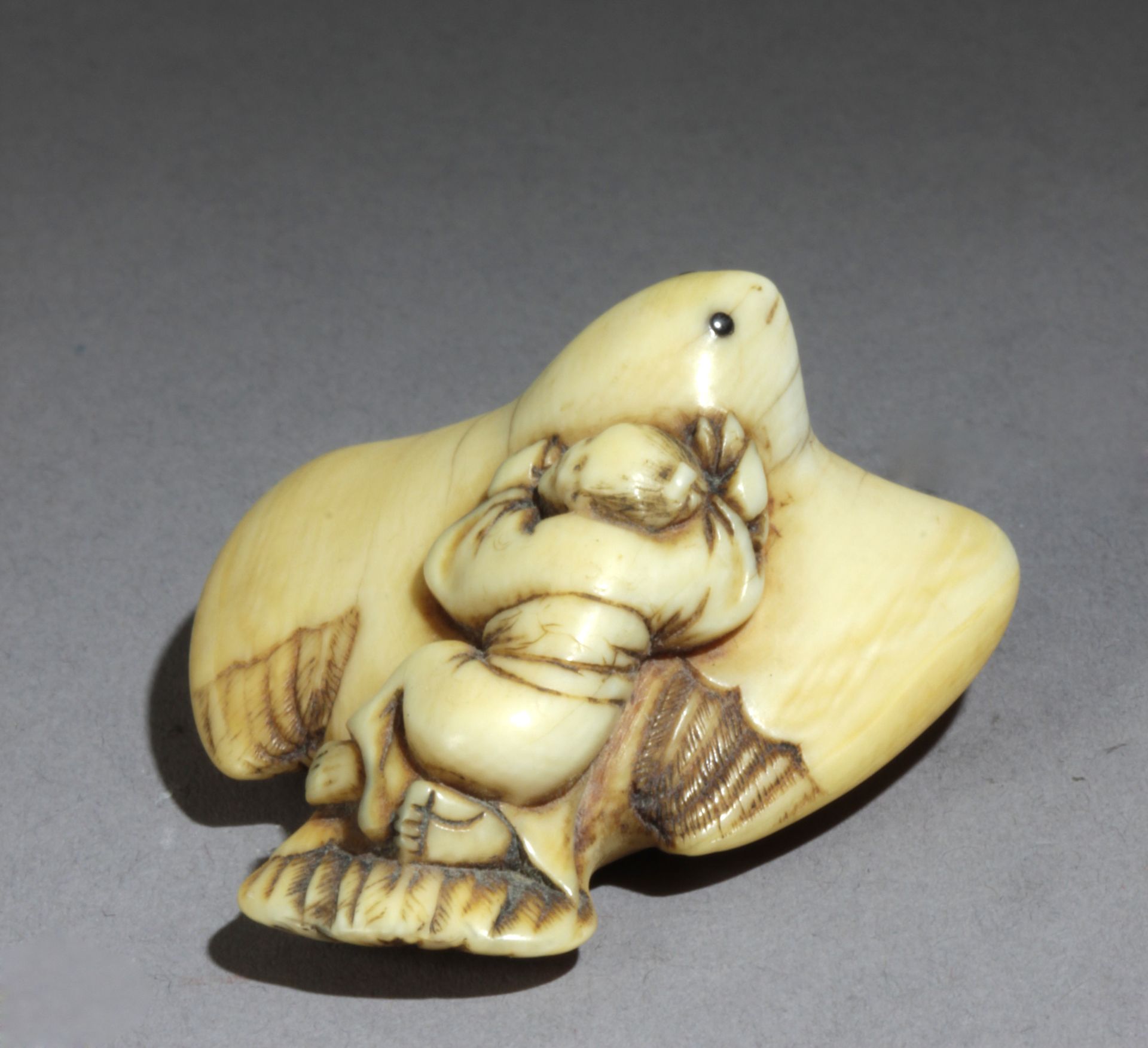 An 18th century Japanese netsuke from Edo period - Bild 2 aus 5