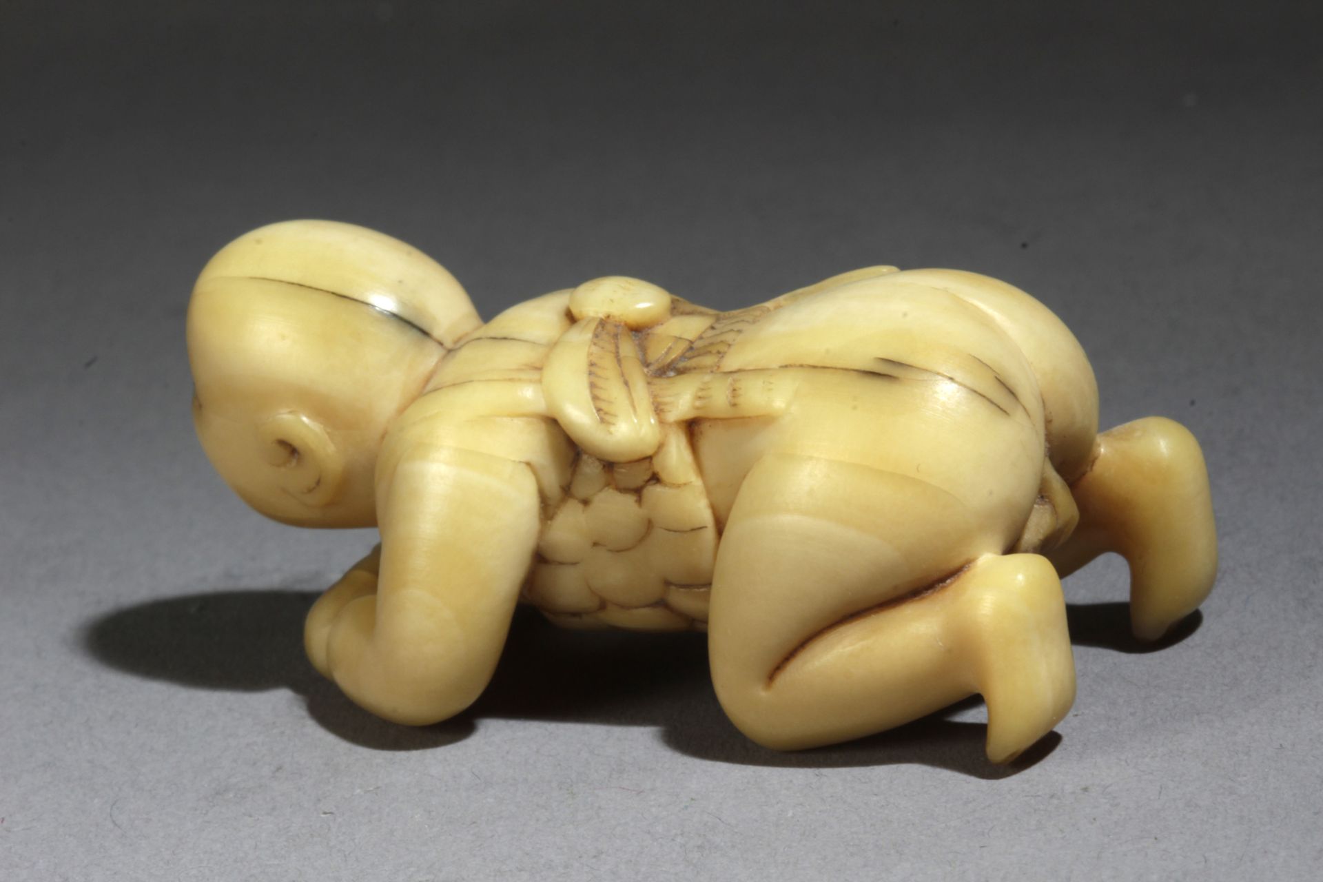 An early 19th century Japanese netsuke from Edo period - Image 2 of 6