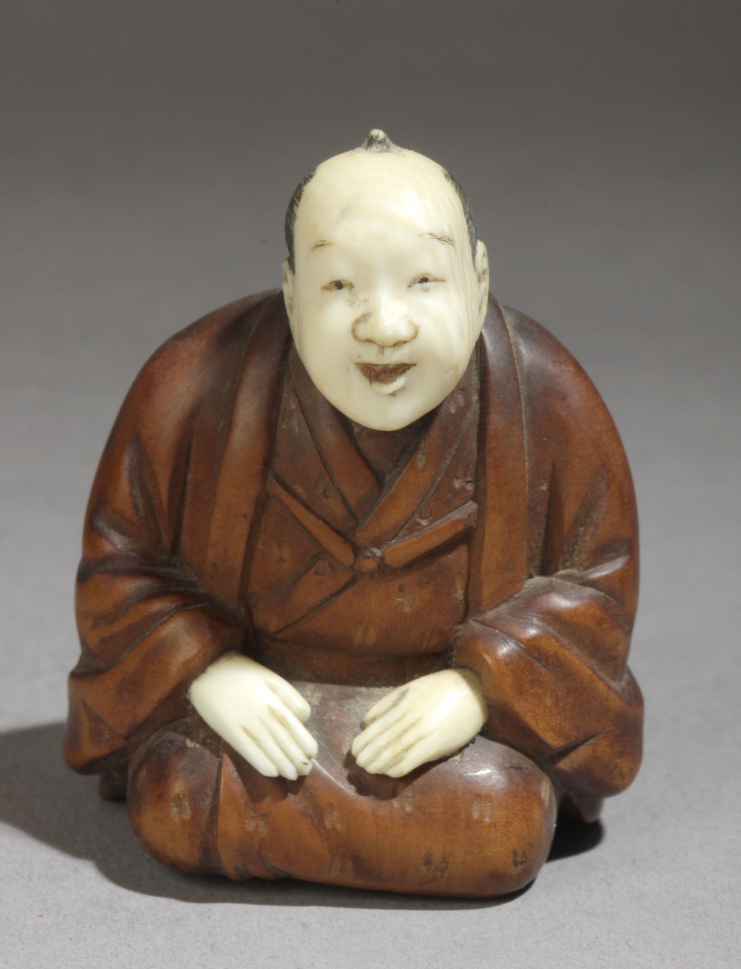 A 19th century Japanese netsuke from Meiji period - Image 2 of 7