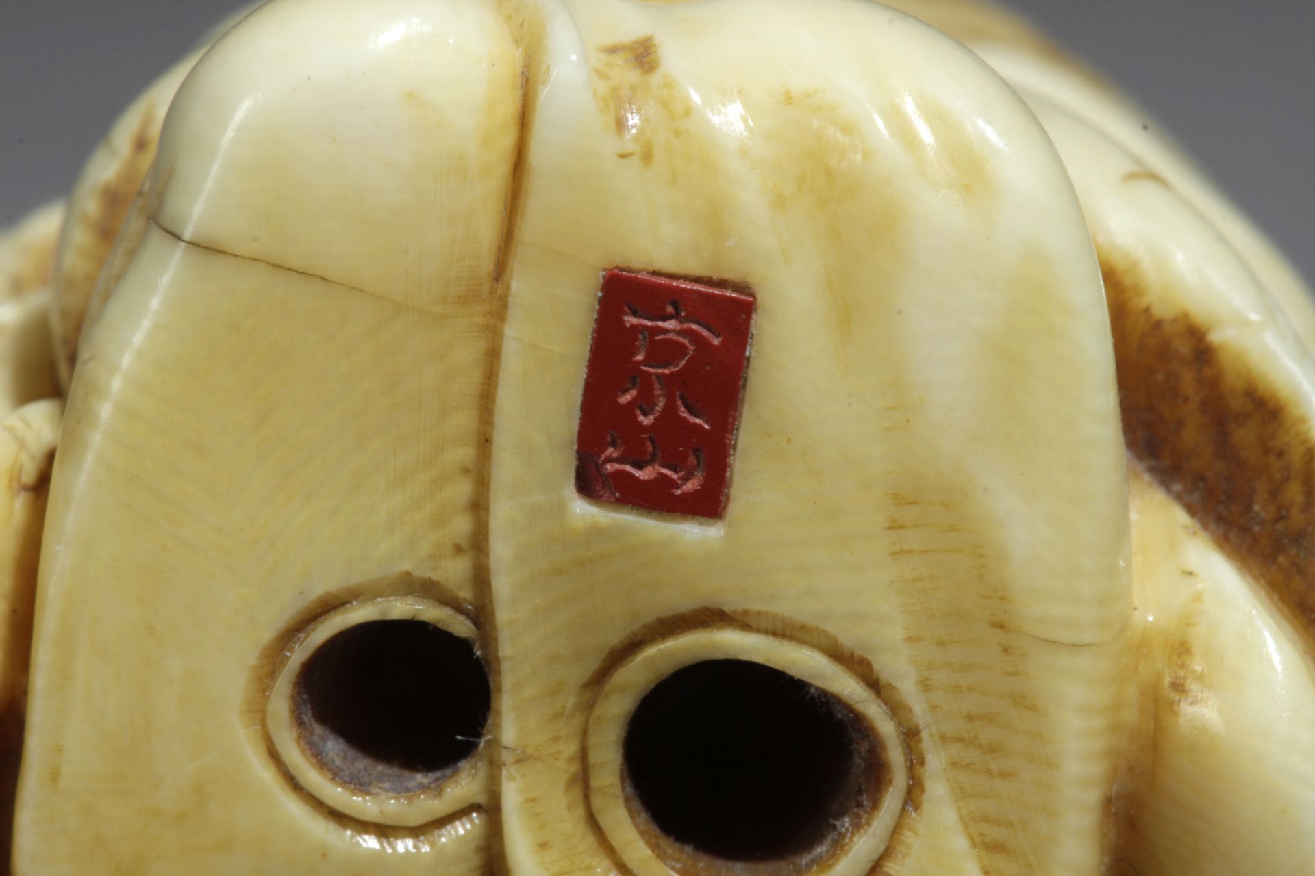 A Japanese netsuke circa 1860-1875 from Meiji period. Signed Sozan - Bild 8 aus 8