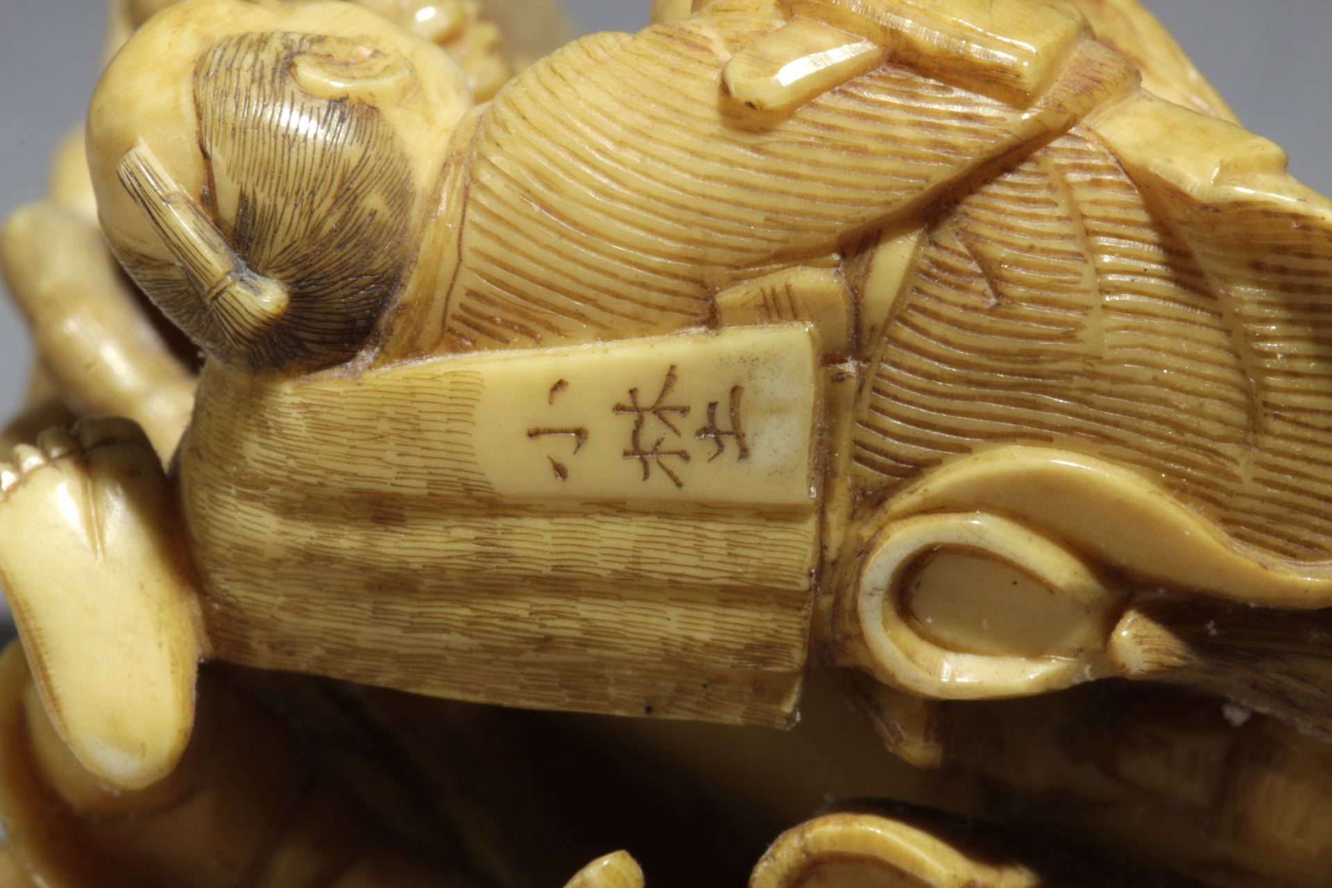 A late 19th century Japanese netsuke from Meiji period. Signed Onoryo - Image 8 of 8