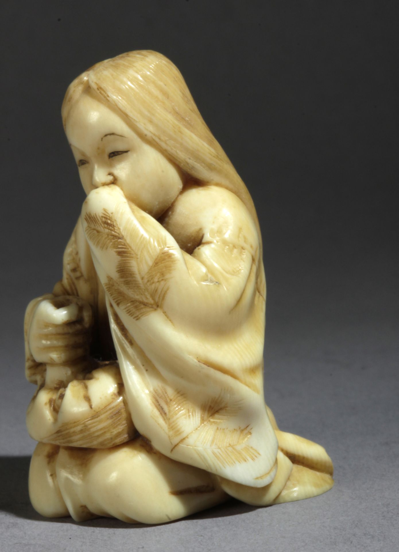 A Japanese netsuke circa 1860-1875 from Meiji period. Signed Sozan - Bild 2 aus 8