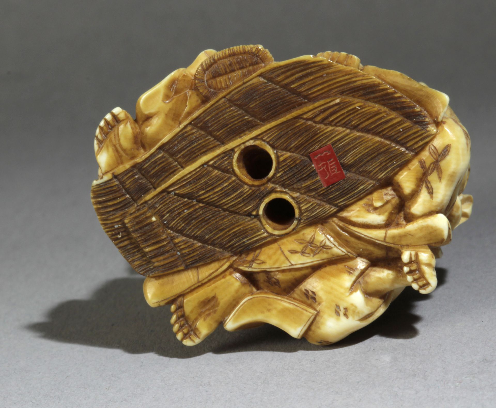 A late 19th century Japanese netsuke from Meiji period. Signed Kazu Nobu? - Bild 5 aus 6