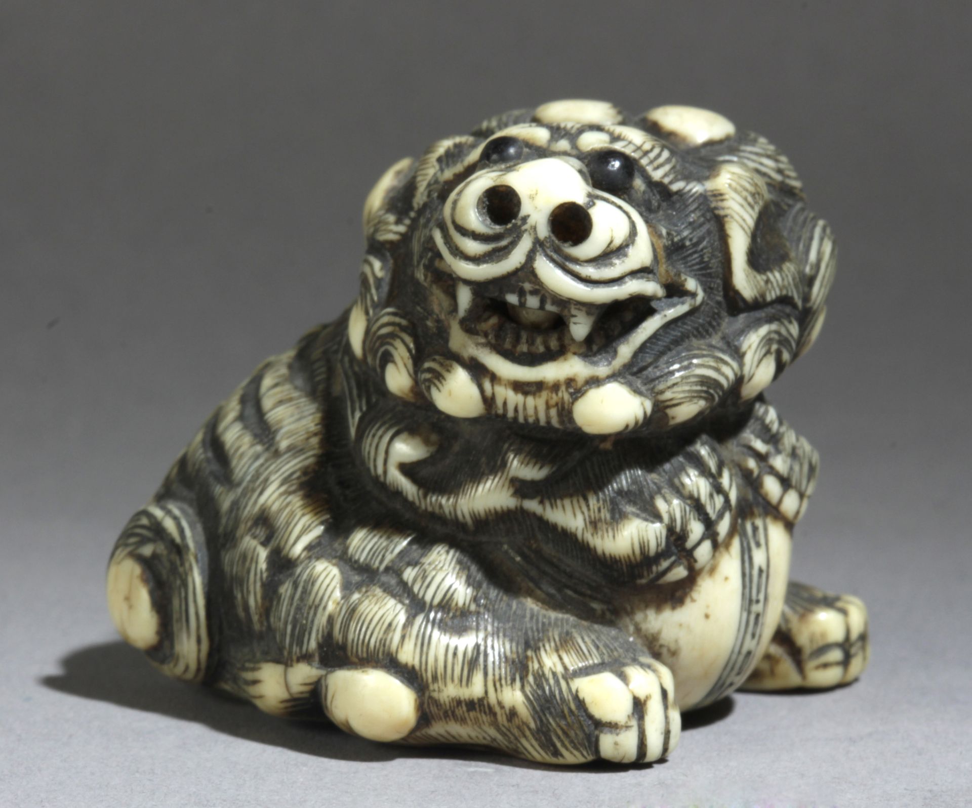 A Japanese netsuke circa 1800 from Edo period - Bild 2 aus 6