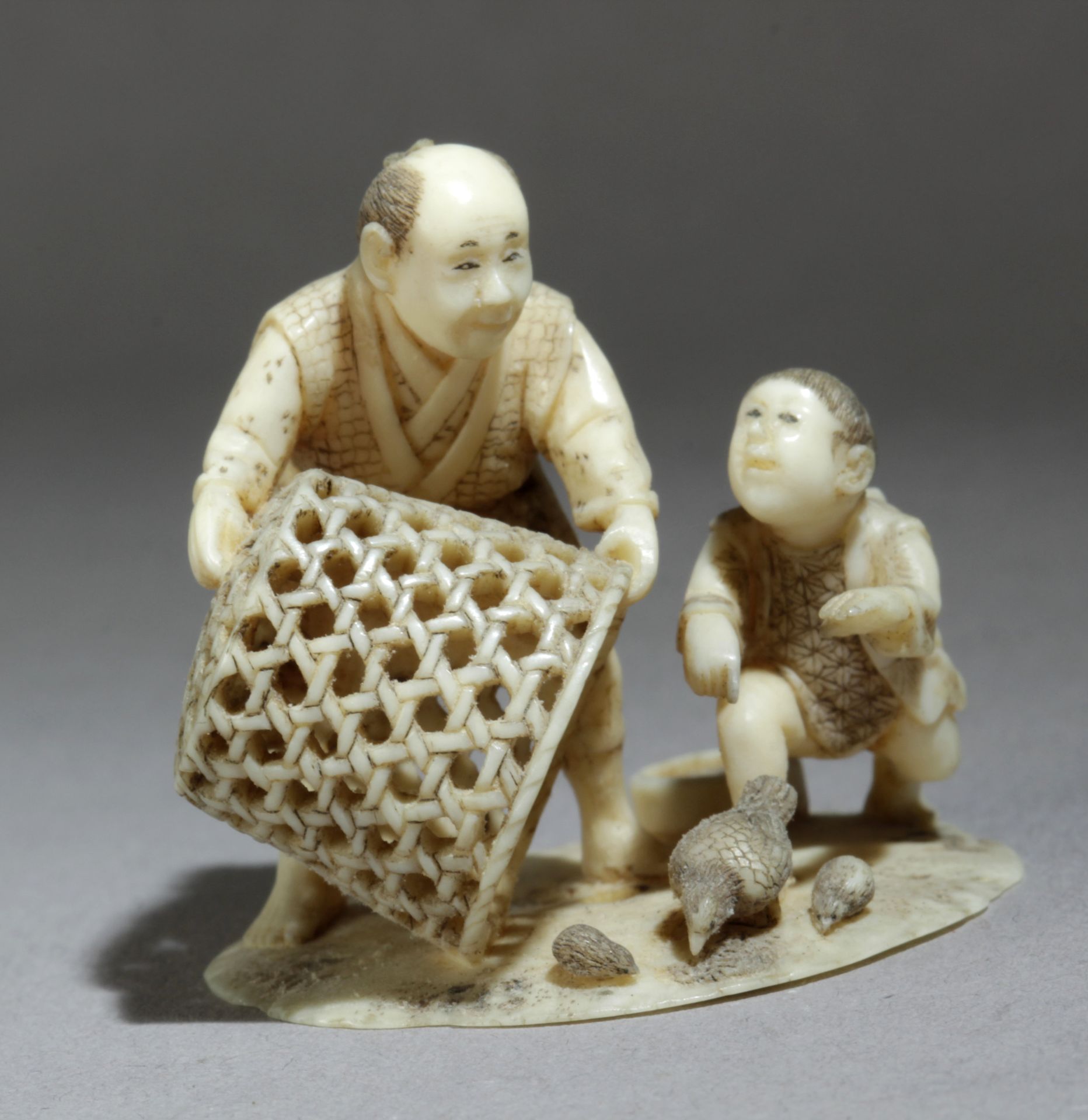 A mid 19th century Japanese netsuke okimono from Meiji period - Bild 5 aus 7