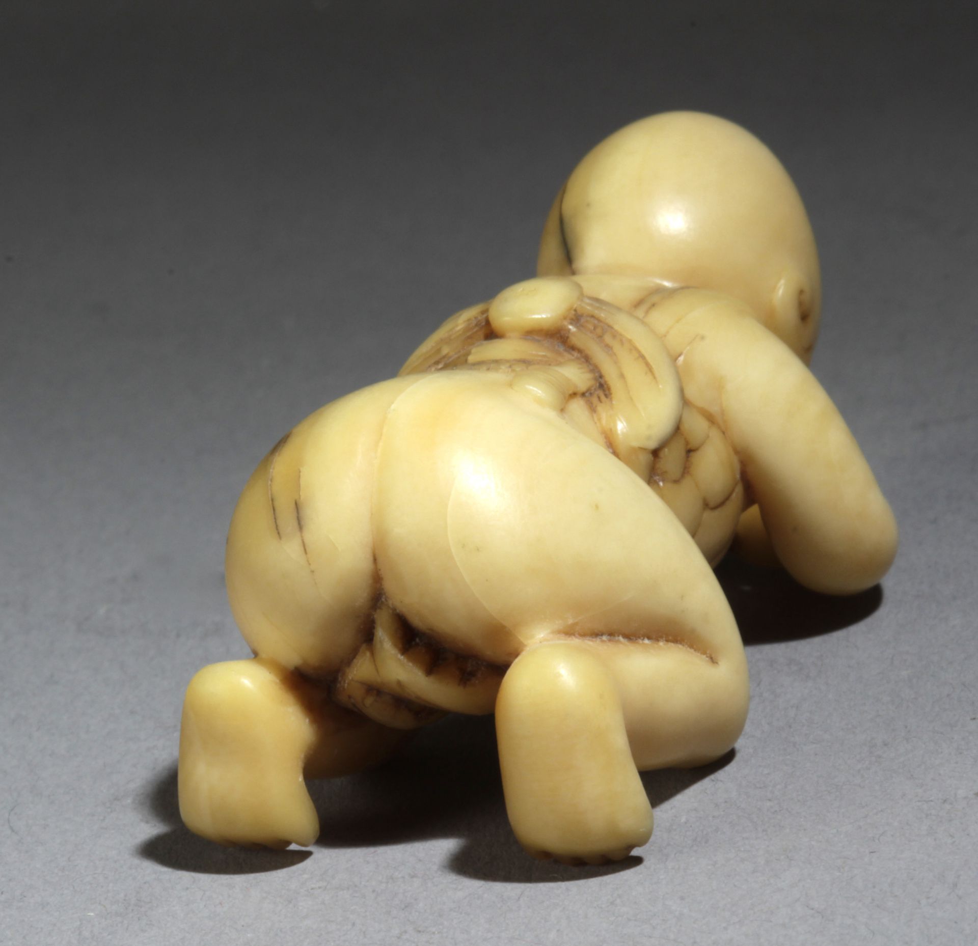 An early 19th century Japanese netsuke from Edo period - Image 4 of 6