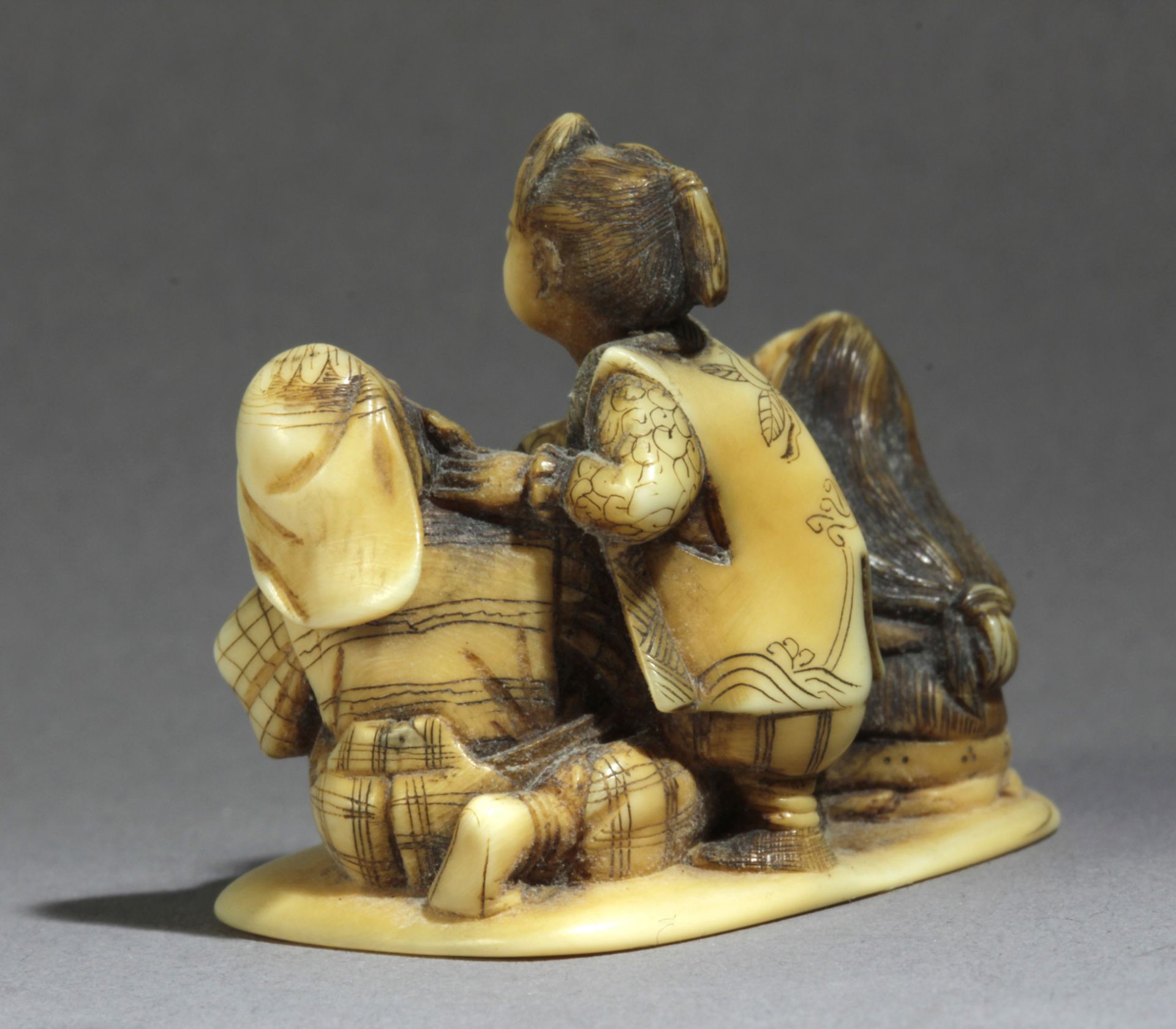 A Japanese netsuke-okimono circa 1860-1880 from Meiji period. Signed Gyokuho - Bild 4 aus 7