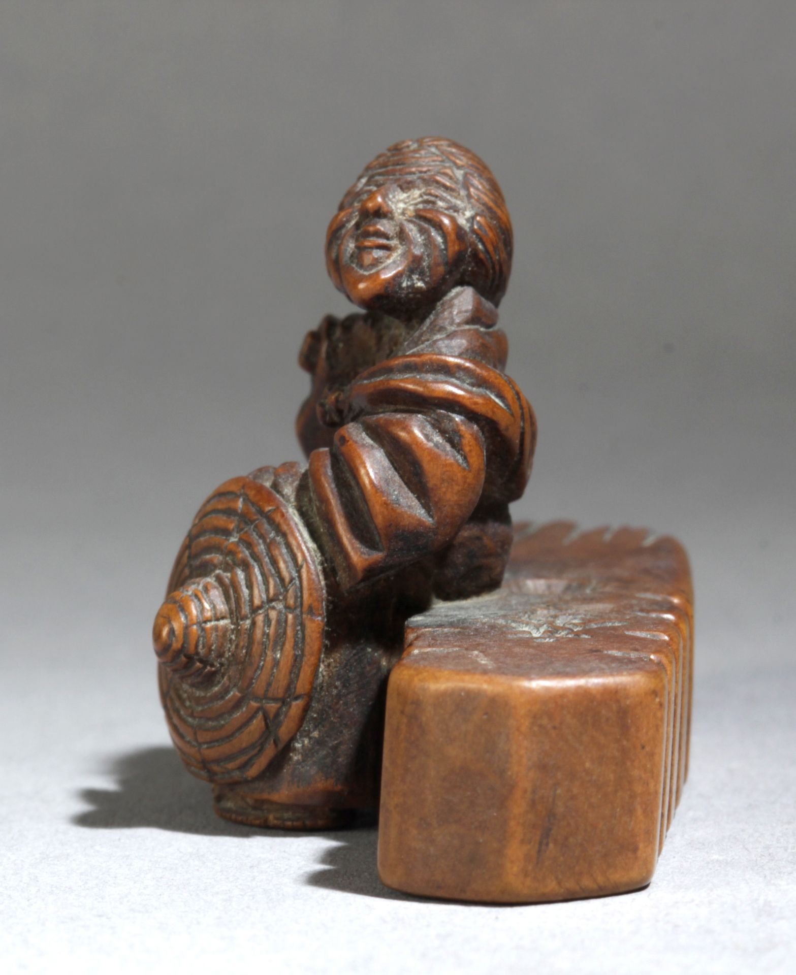 A 19th century Japanese netsuke from Meiji period - Image 3 of 6