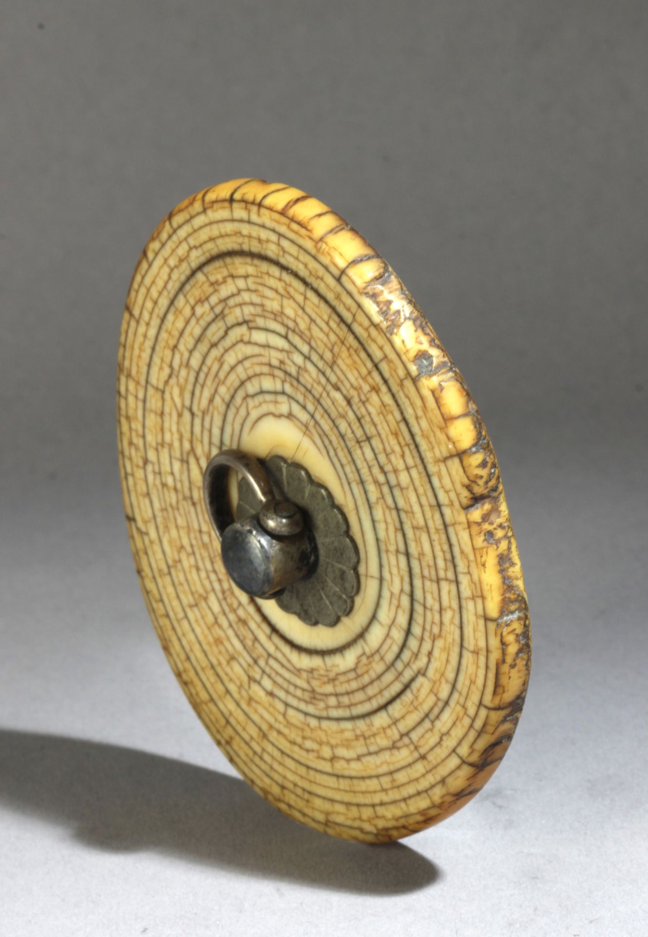 A 17th-18th centuries Japanese manju-disc in carved mammooth ivory - Image 2 of 4