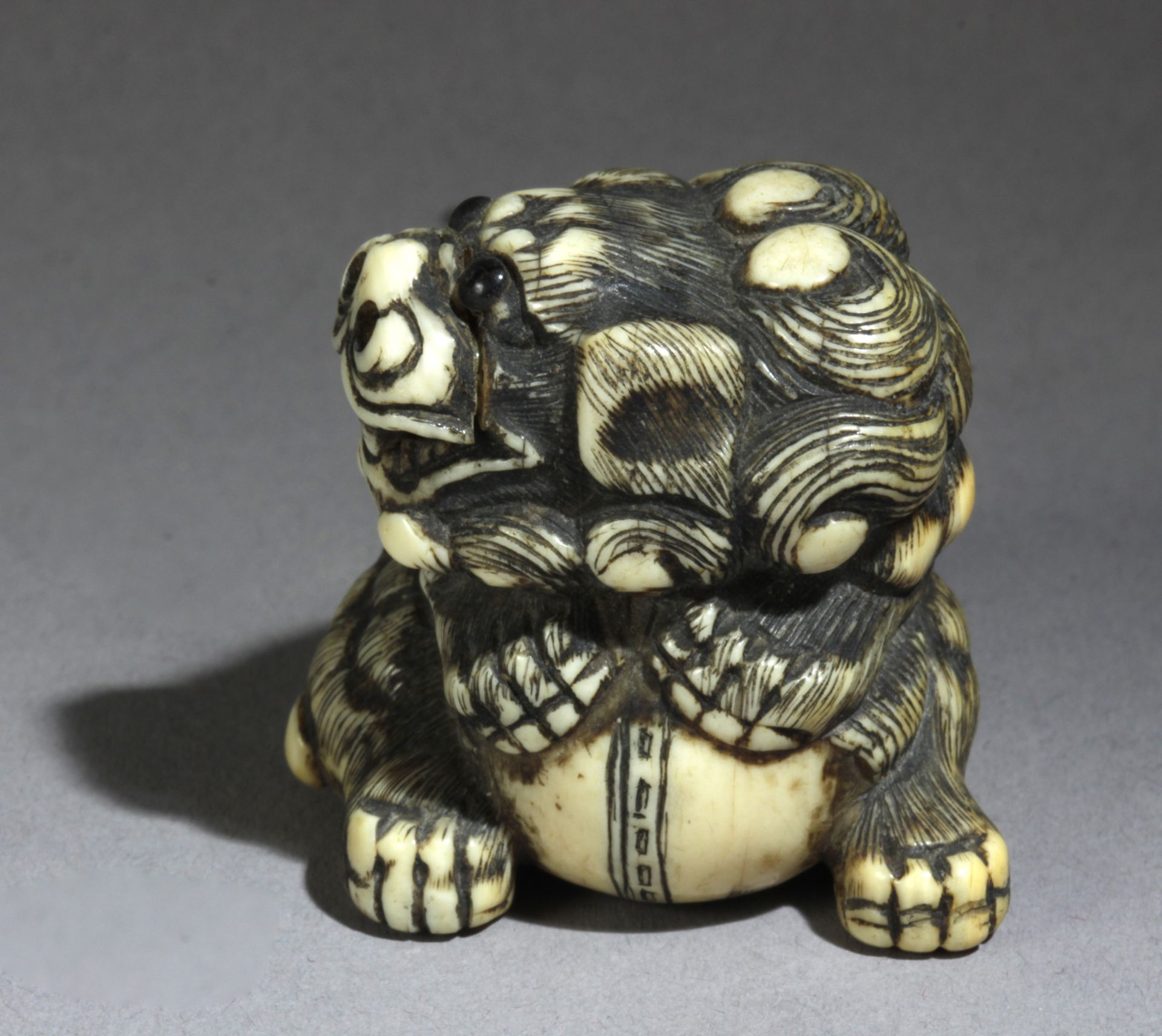 A Japanese netsuke circa 1800 from Edo period - Bild 3 aus 6