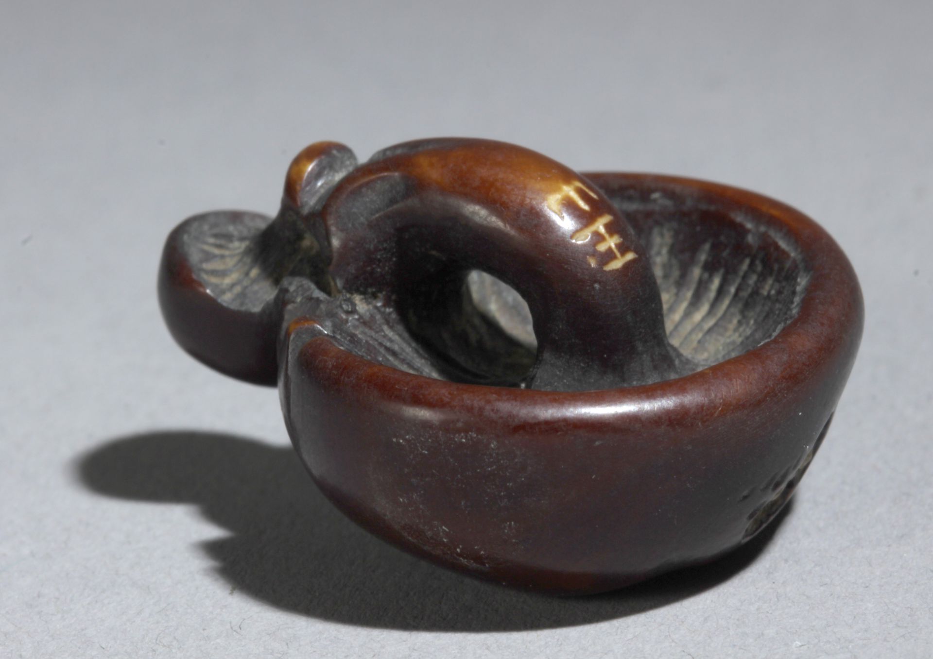 A 19th century Ganbun Mebun style Japanese netsuke from Meiji period, Signed Gyokuzan - Bild 5 aus 10