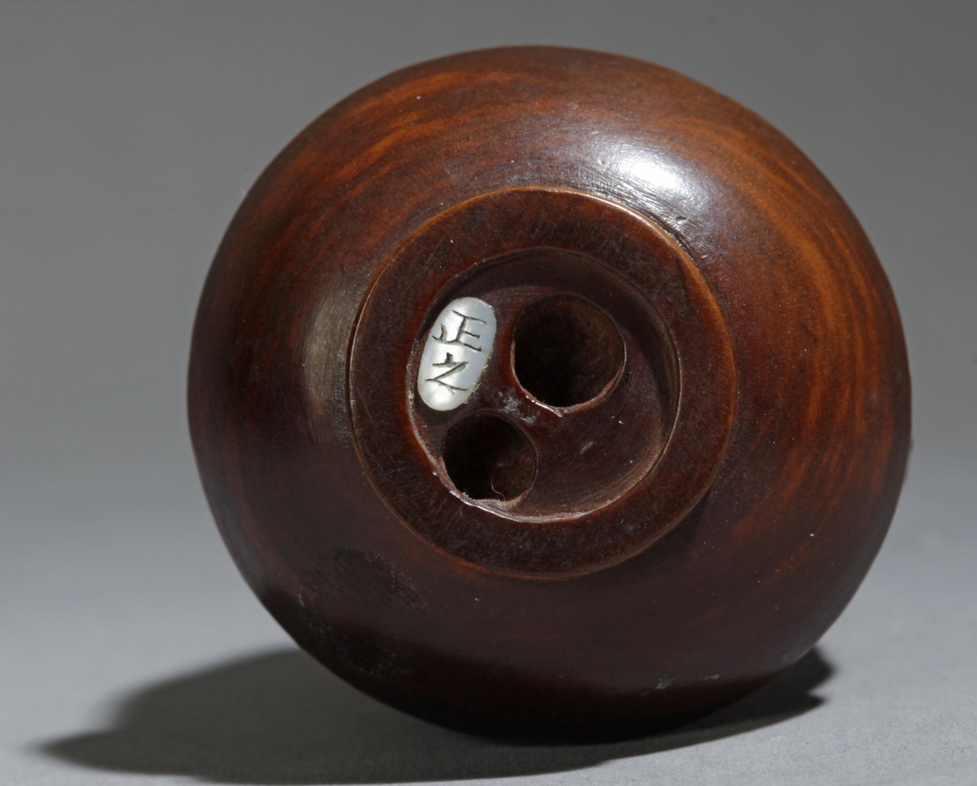 A 19th century Japanese netsuke from Edo period. Signed Masayuki - Bild 5 aus 6