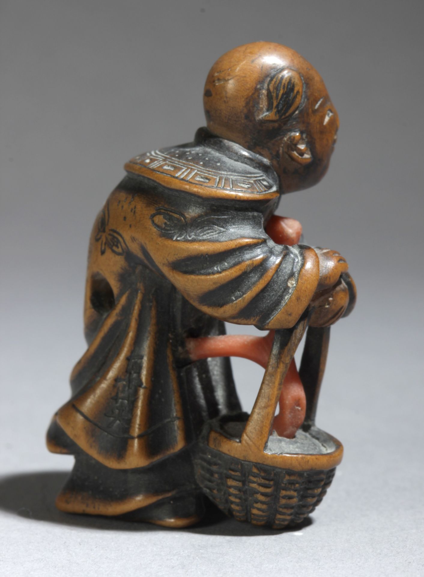 A 19th century Japanese netsuke from Edo period. Signed Tomochika? - Image 4 of 10