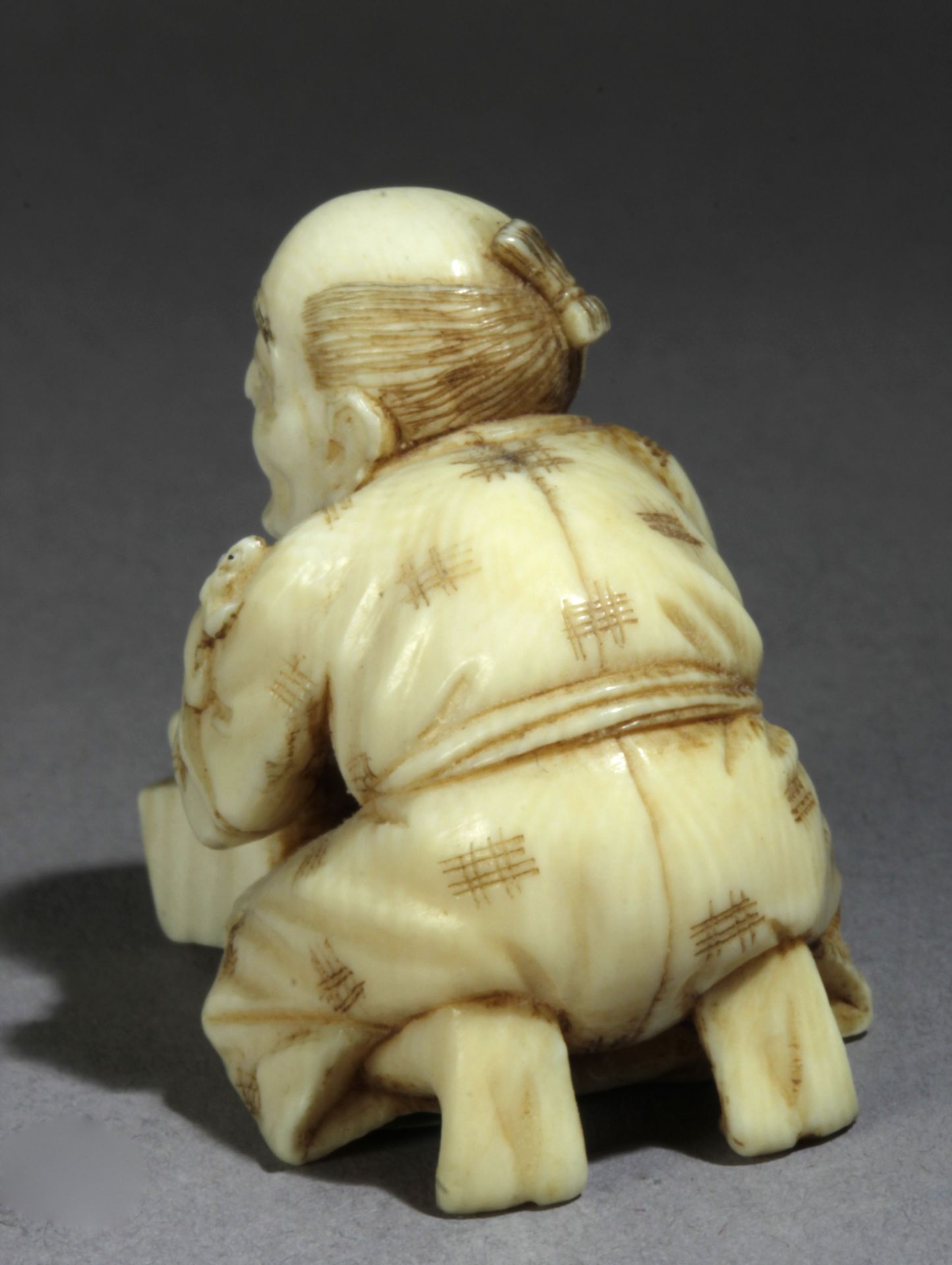 A 19th century Japanese netsuke from Meiji period. Signed Mitsuges - Image 5 of 8