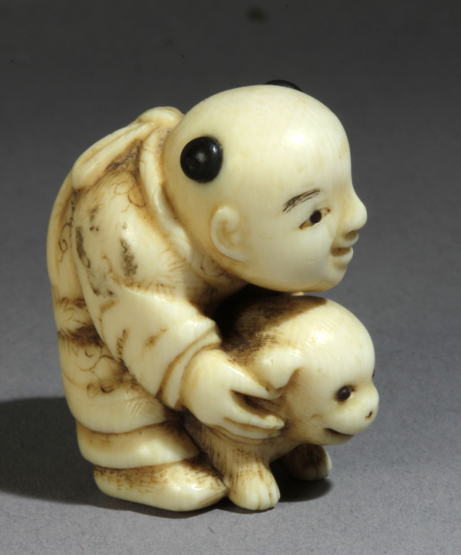 An early 19th century Japanese netsuke from Edo period - Image 5 of 7