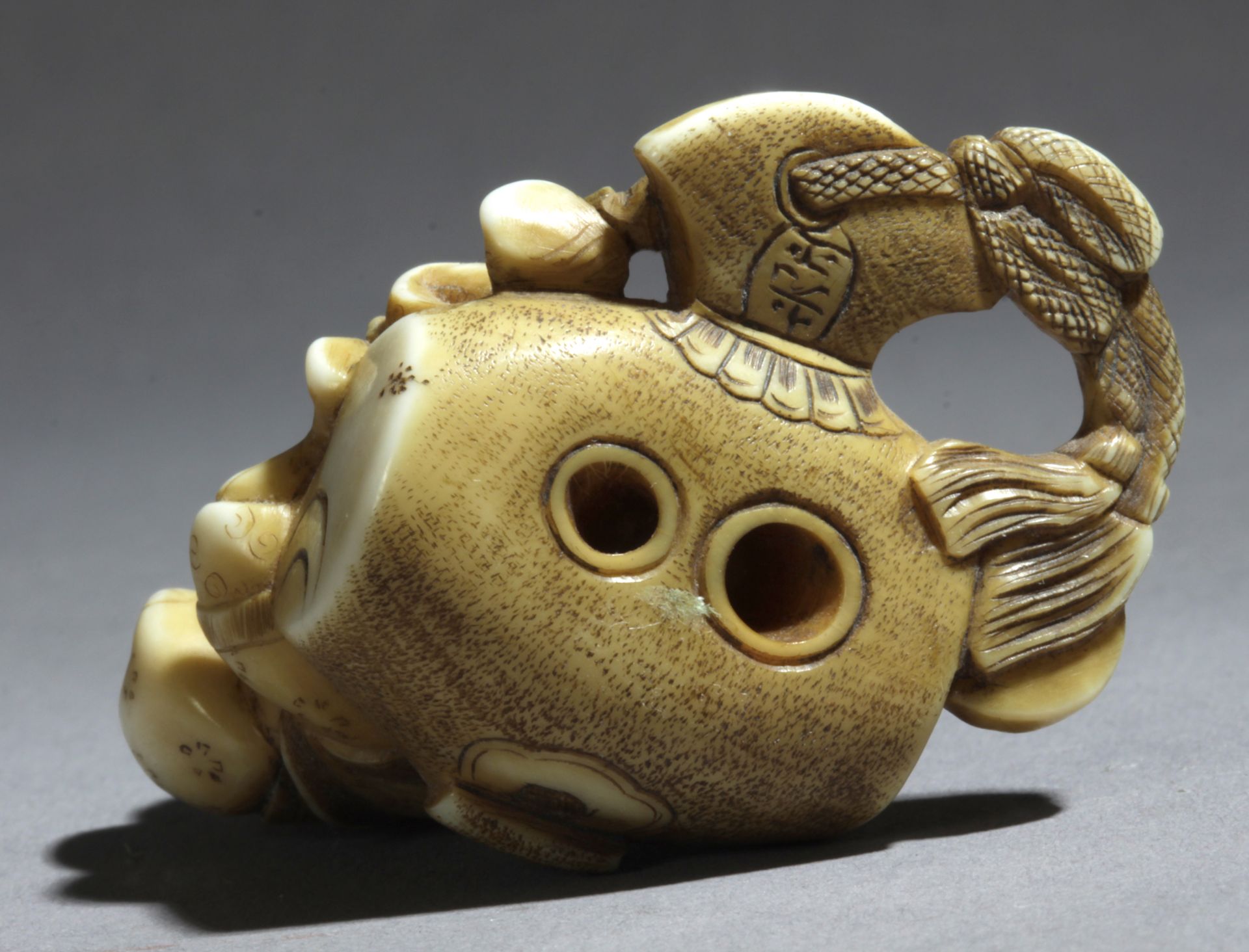 A late 19th century Japanese netsuke from Meiji period. Signed Kogyoko - Bild 6 aus 7