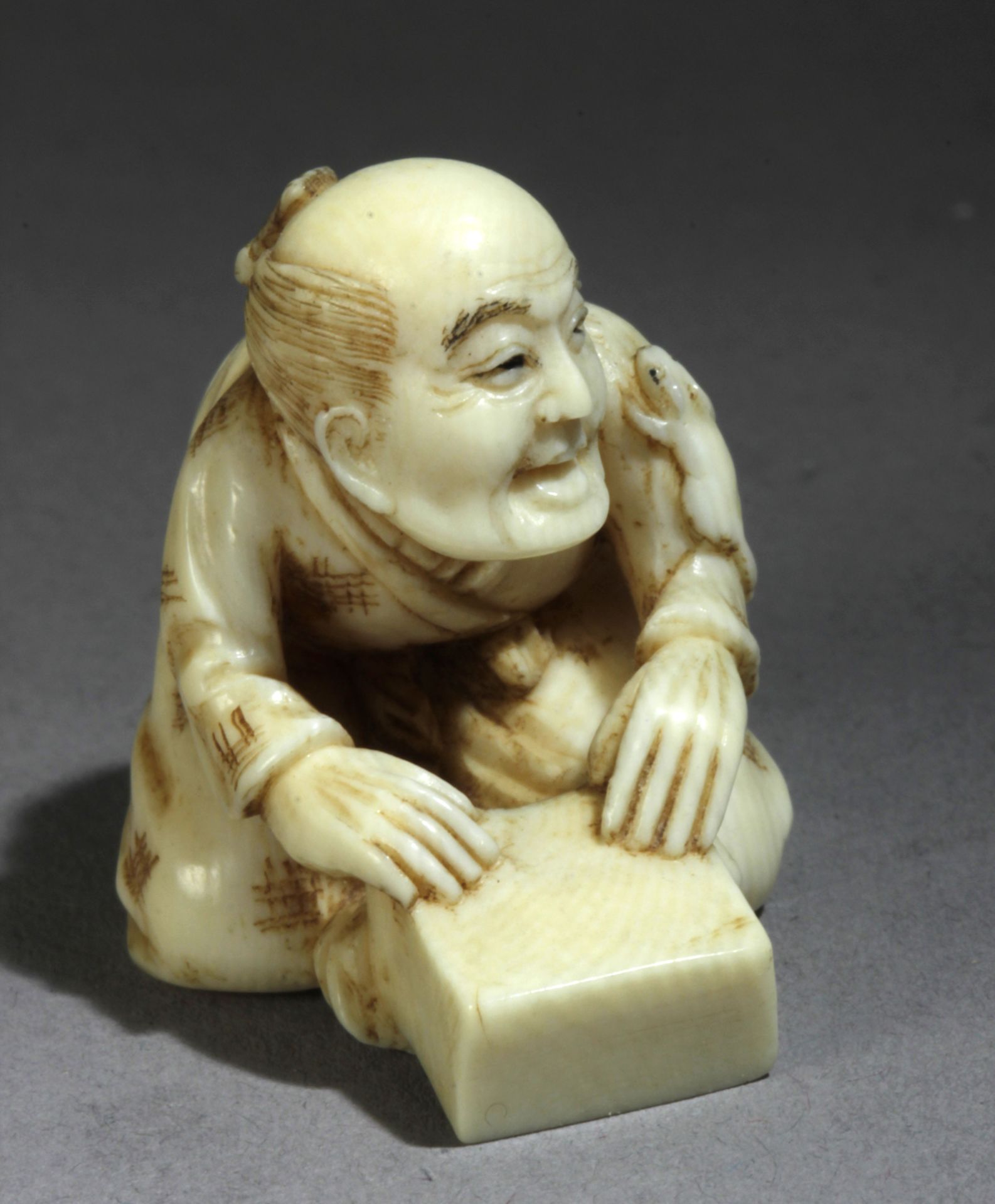 A 19th century Japanese netsuke from Meiji period. Signed Mitsuges - Bild 2 aus 8