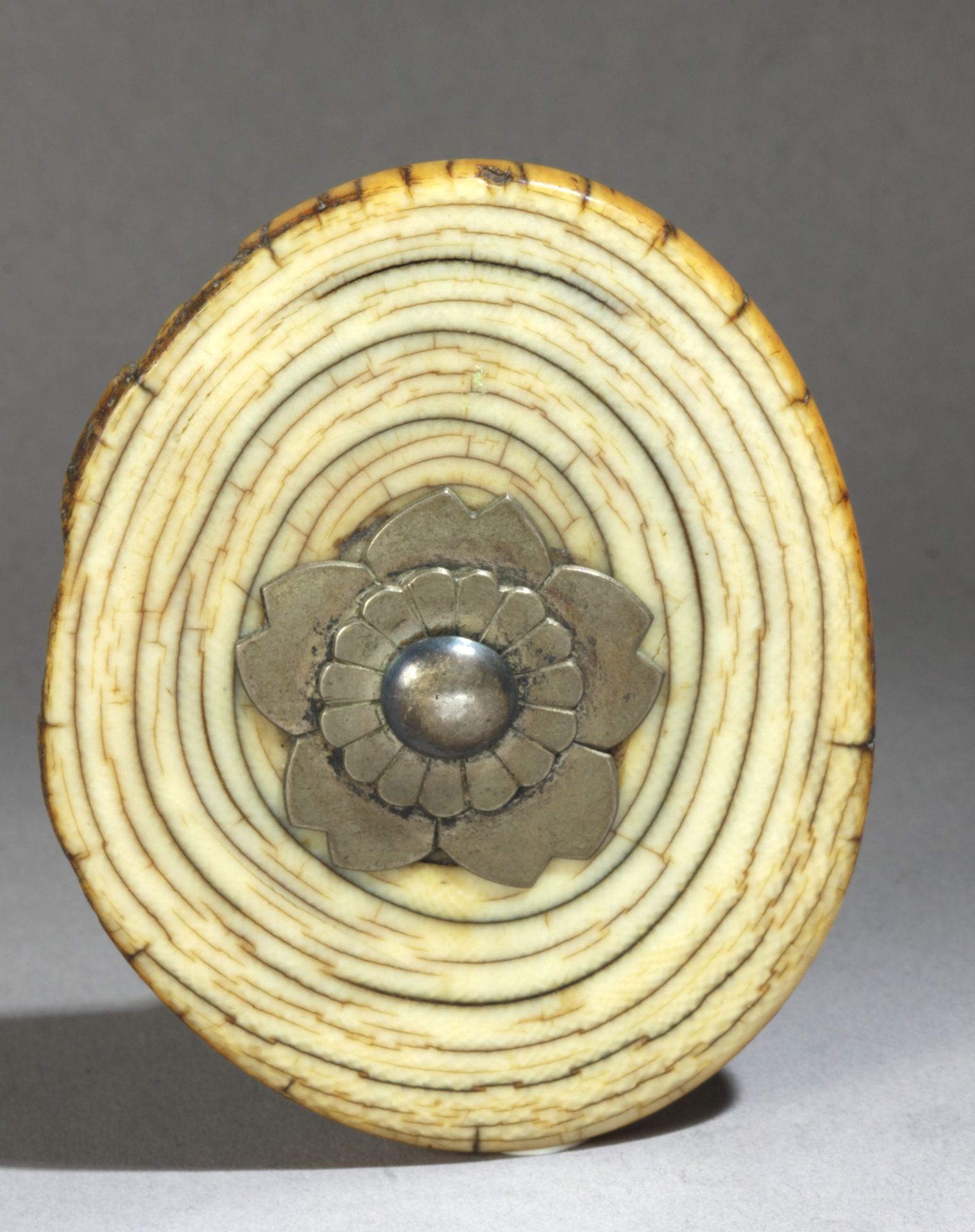 A 17th-18th centuries Japanese manju-disc in carved mammooth ivory - Bild 4 aus 4