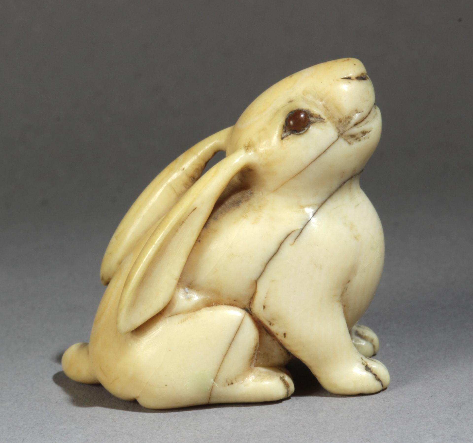 A mid 18th century Japanese netsuke from Edo period - Image 3 of 6