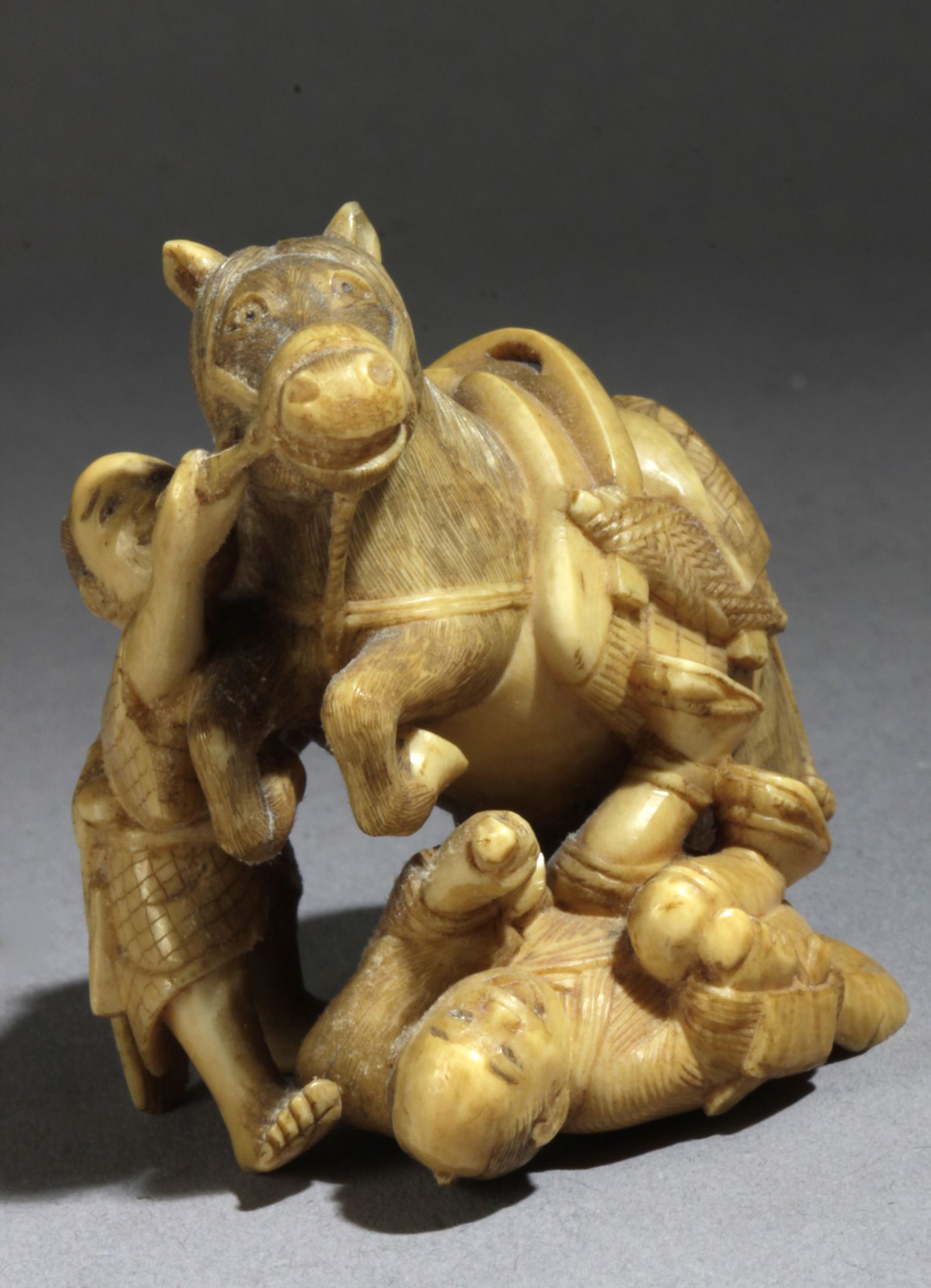 A late 19th century Japanese netsuke from Meiji period. Signed Onoryo - Bild 5 aus 8