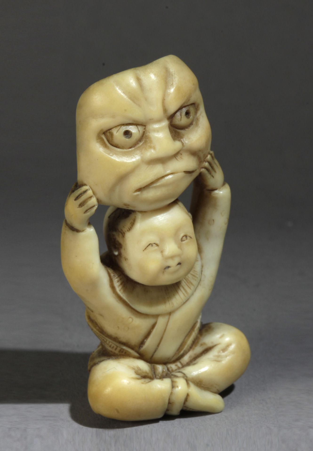 A mid 19th century Japanese netsuke from Meiji period. Signed Otokazu - Bild 2 aus 6