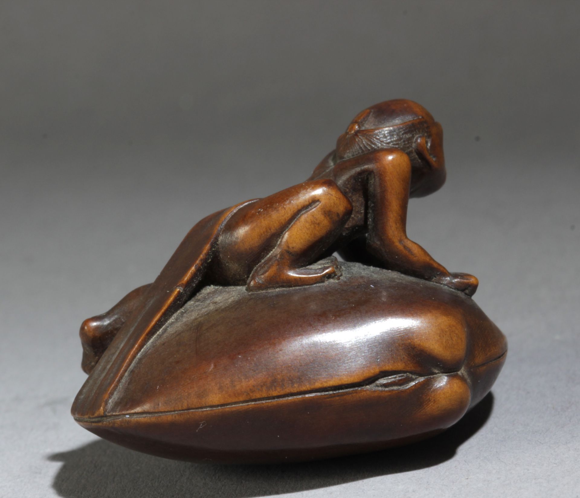 A mid 19th century Japanese netsuke from Meiji period - Image 5 of 7