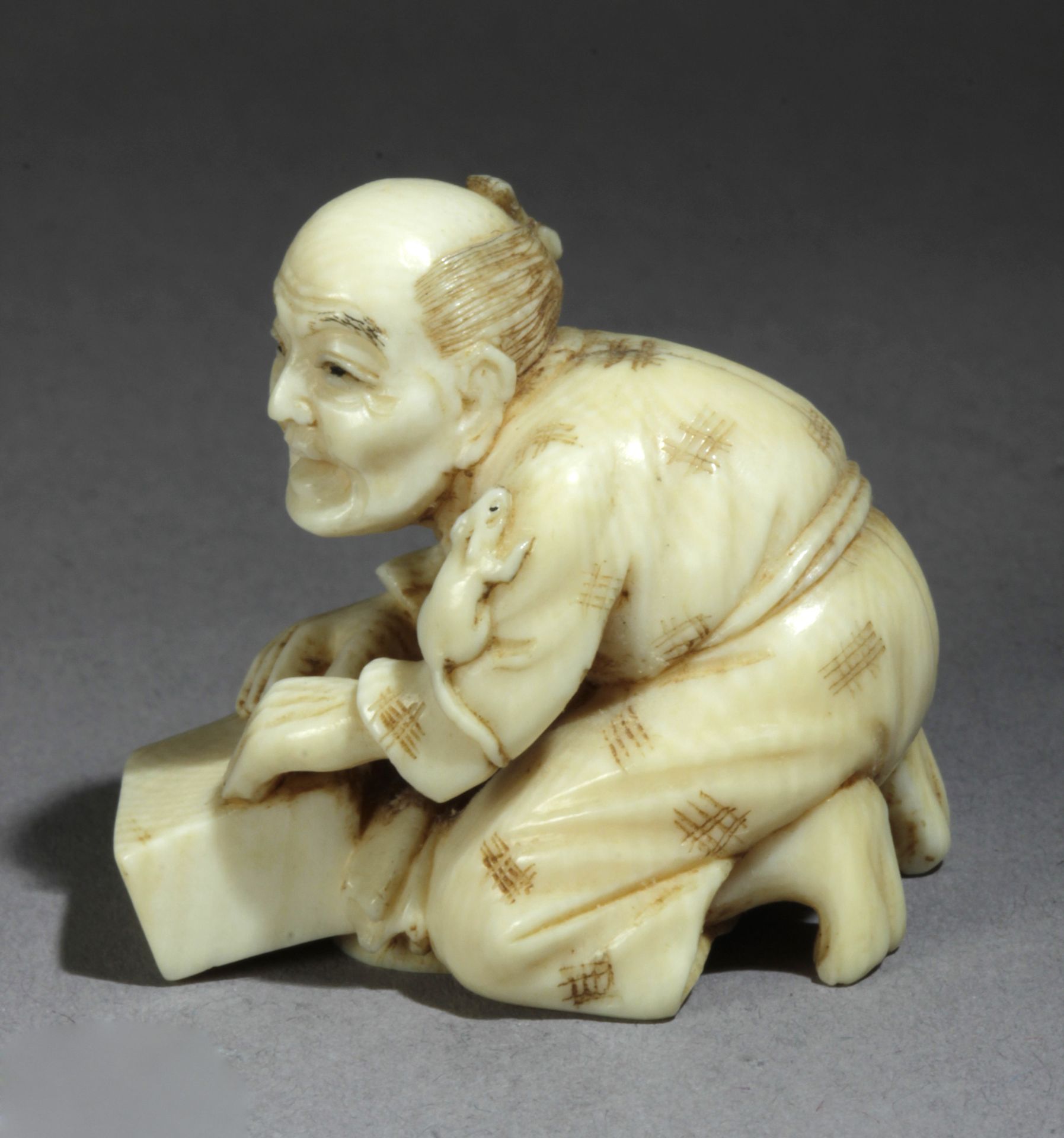 A 19th century Japanese netsuke from Meiji period. Signed Mitsuges - Image 3 of 8