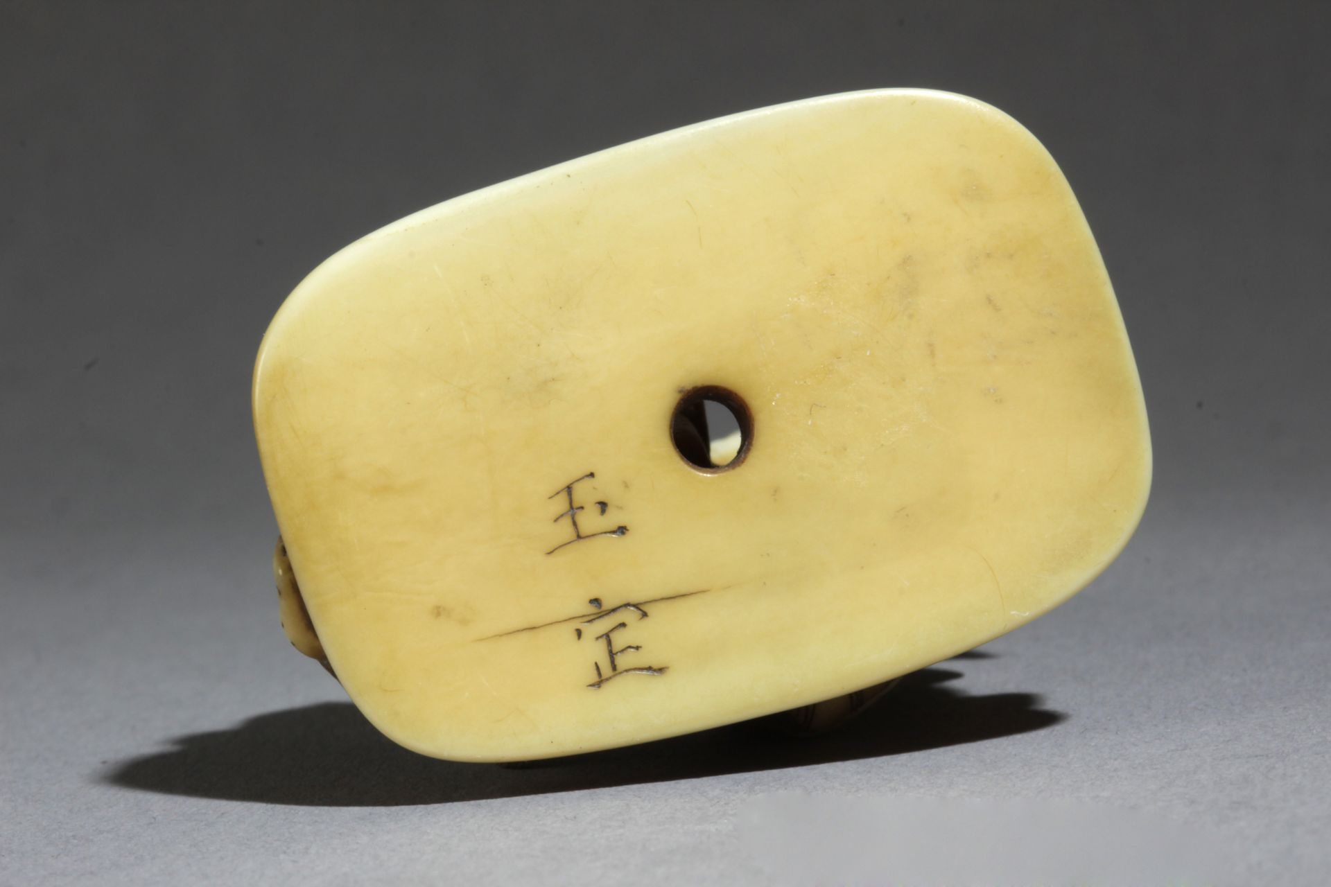 A Japanese netsuke-okimono circa 1860-1880 from Meiji period. Signed Gyokuho - Bild 6 aus 7